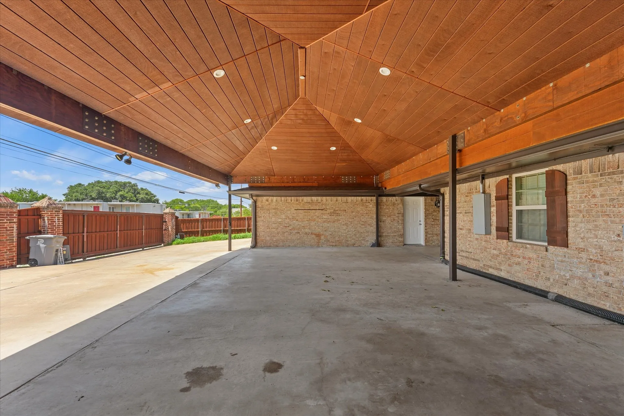 Single Family Residence For Rent in Dallas County , 5429 Enderly Place, Dallas, Texas 75227, 3 Bedroom, 2 Bathroom, 2 Garage spaces, 1,938 Sqft, built in 1971, mls#21316189, Real Estate Agent in Dallas, Homes For Rent in Dallas county, Homes For Rent in Dallas, Realtor in Dallas Texas, Real Estate Brokerage Independent Realty Texas, Luminita Cordes Realtor