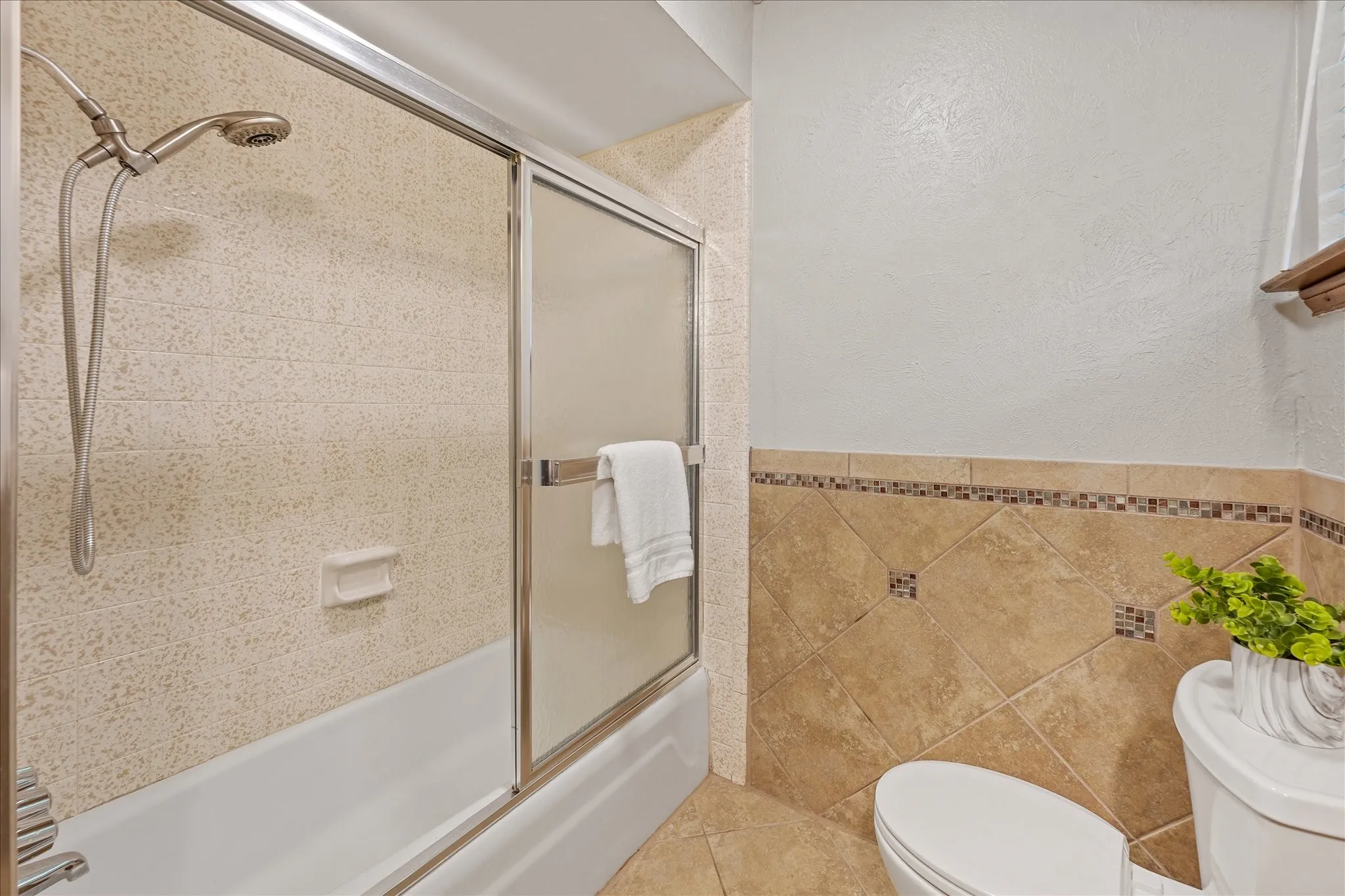 Single Family Residence For Rent in Dallas County , 5429 Enderly Place, Dallas, Texas 75227, 3 Bedroom, 2 Bathroom, 2 Garage spaces, 1,938 Sqft, built in 1971, mls#21316189, Real Estate Agent in Dallas, Homes For Rent in Dallas county, Homes For Rent in Dallas, Realtor in Dallas Texas, Real Estate Brokerage Independent Realty Texas, Luminita Cordes Realtor