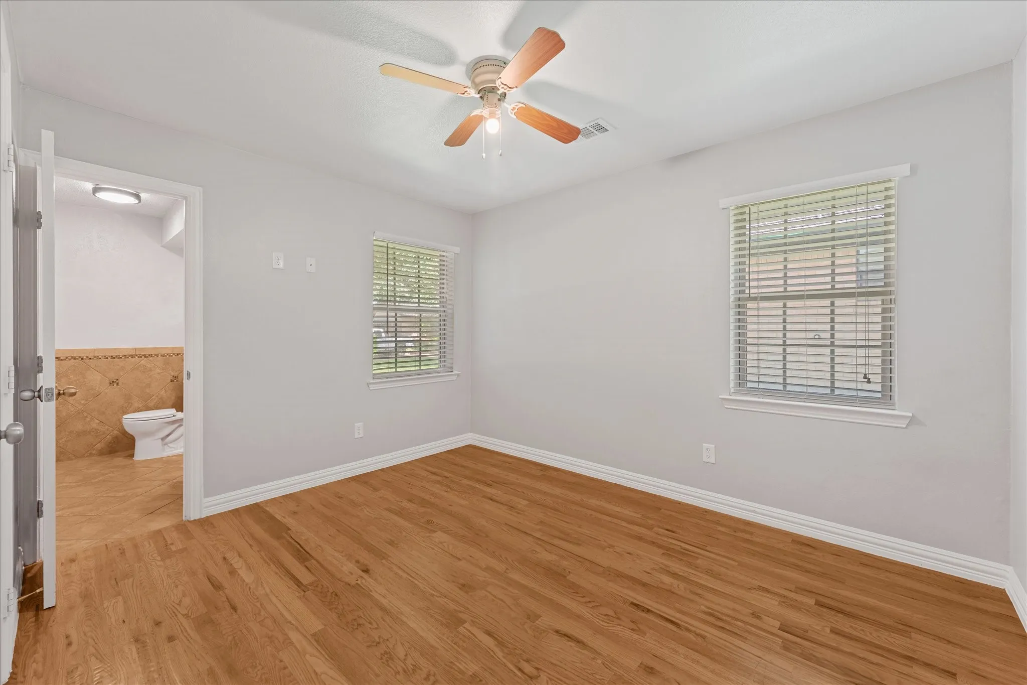Single Family Residence For Rent in Dallas County , 5429 Enderly Place, Dallas, Texas 75227, 3 Bedroom, 2 Bathroom, 2 Garage spaces, 1,938 Sqft, built in 1971, mls#21316189, Real Estate Agent in Dallas, Homes For Rent in Dallas county, Homes For Rent in Dallas, Realtor in Dallas Texas, Real Estate Brokerage Independent Realty Texas, Luminita Cordes Realtor