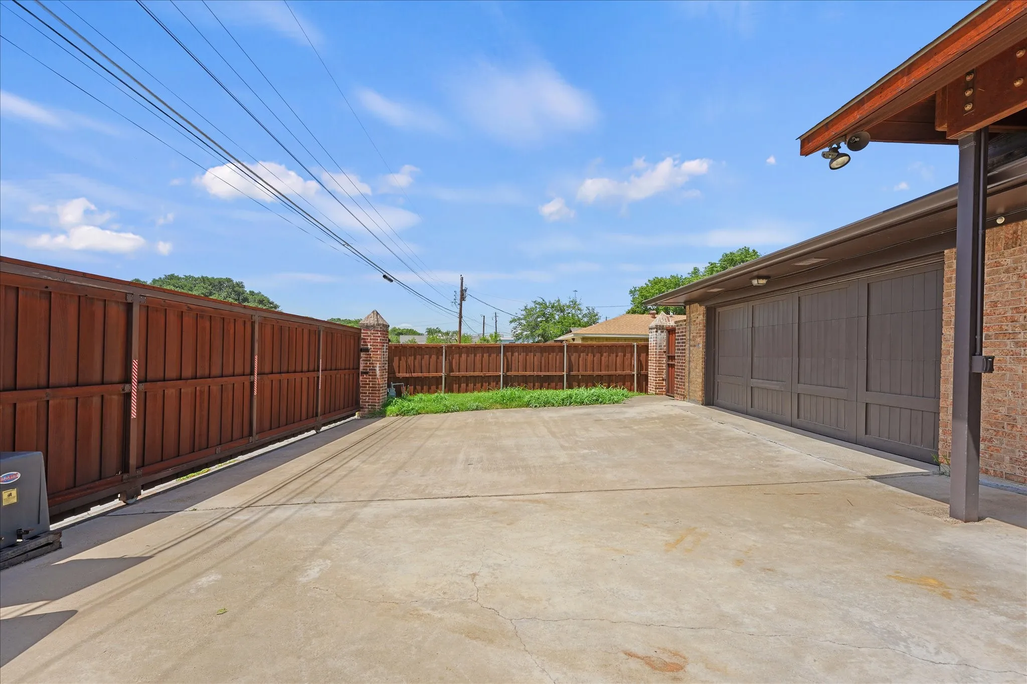 Single Family Residence For Rent in Dallas County , 5429 Enderly Place, Dallas, Texas 75227, 3 Bedroom, 2 Bathroom, 2 Garage spaces, 1,938 Sqft, built in 1971, mls#21316189, Real Estate Agent in Dallas, Homes For Rent in Dallas county, Homes For Rent in Dallas, Realtor in Dallas Texas, Real Estate Brokerage Independent Realty Texas, Luminita Cordes Realtor