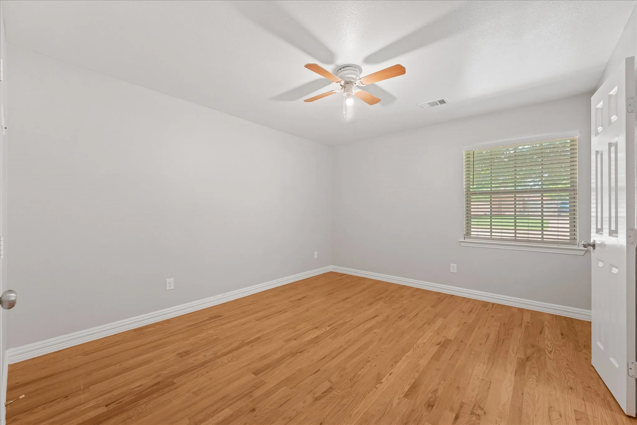 Single Family Residence For Rent in Dallas County , 5429 Enderly Place, Dallas, Texas 75227, 3 Bedroom, 2 Bathroom, 2 Garage spaces, 1,938 Sqft, built in 1971, mls#21316189, Real Estate Agent in Dallas, Homes For Rent in Dallas county, Homes For Rent in Dallas, Realtor in Dallas Texas, Real Estate Brokerage Independent Realty Texas, Luminita Cordes Realtor
