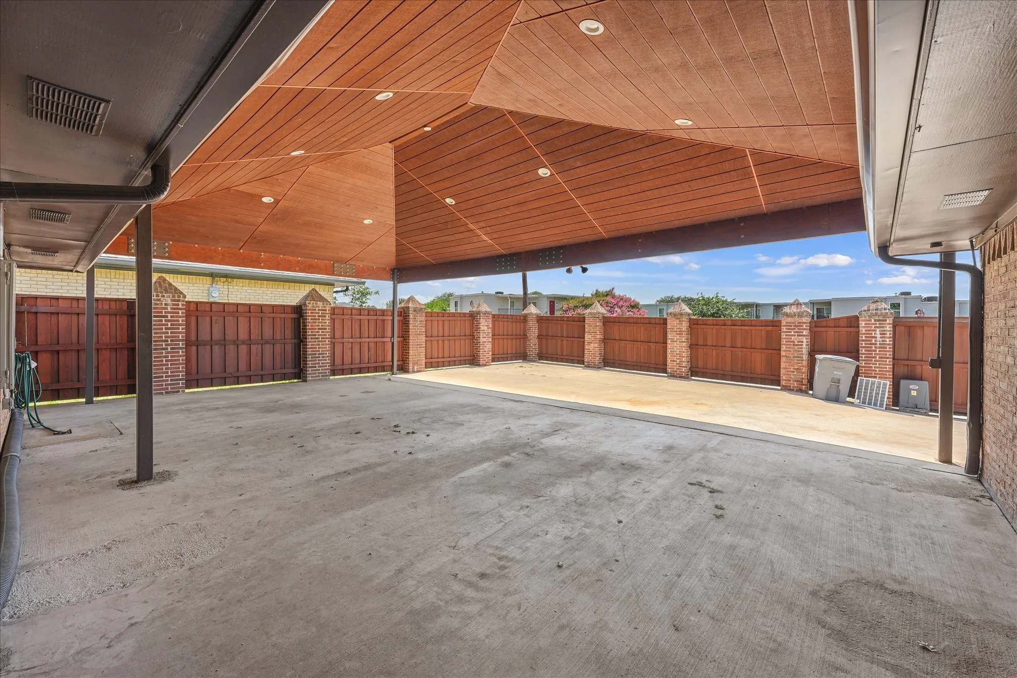 Single Family Residence For Rent in Dallas County , 5429 Enderly Place, Dallas, Texas 75227, 3 Bedroom, 2 Bathroom, 2 Garage spaces, 1,938 Sqft, built in 1971, mls#21316189, Real Estate Agent in Dallas, Homes For Rent in Dallas county, Homes For Rent in Dallas, Realtor in Dallas Texas, Real Estate Brokerage Independent Realty Texas, Luminita Cordes Realtor