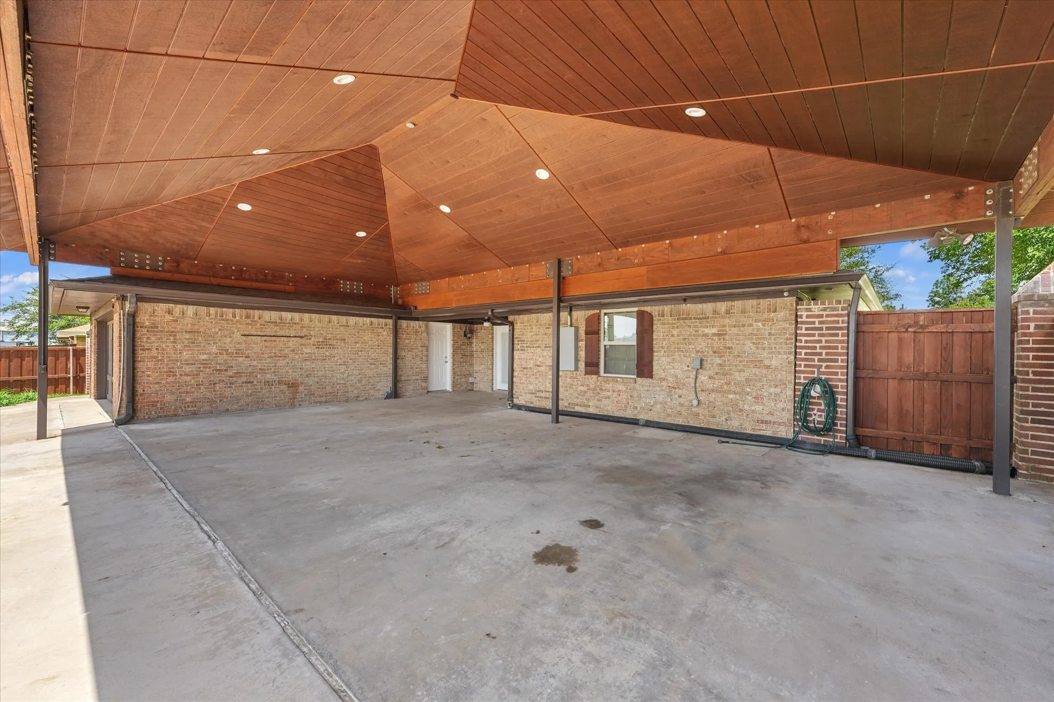 Single Family Residence For Rent in Dallas County , 5429 Enderly Place, Dallas, Texas 75227, 3 Bedroom, 2 Bathroom, 2 Garage spaces, 1,938 Sqft, built in 1971, mls#21316189, Real Estate Agent in Dallas, Homes For Rent in Dallas county, Homes For Rent in Dallas, Realtor in Dallas Texas, Real Estate Brokerage Independent Realty Texas, Luminita Cordes Realtor