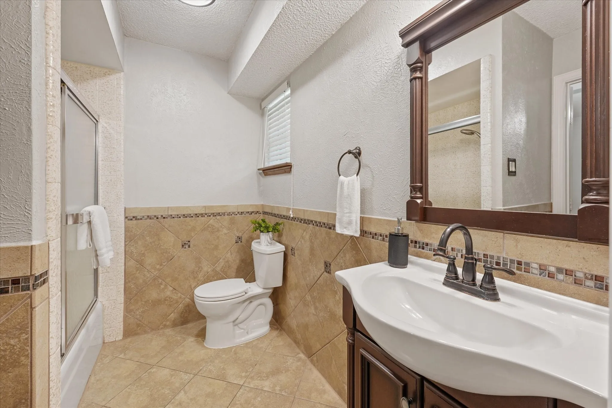 Single Family Residence For Rent in Dallas County , 5429 Enderly Place, Dallas, Texas 75227, 3 Bedroom, 2 Bathroom, 2 Garage spaces, 1,938 Sqft, built in 1971, mls#21316189, Real Estate Agent in Dallas, Homes For Rent in Dallas county, Homes For Rent in Dallas, Realtor in Dallas Texas, Real Estate Brokerage Independent Realty Texas, Luminita Cordes Realtor
