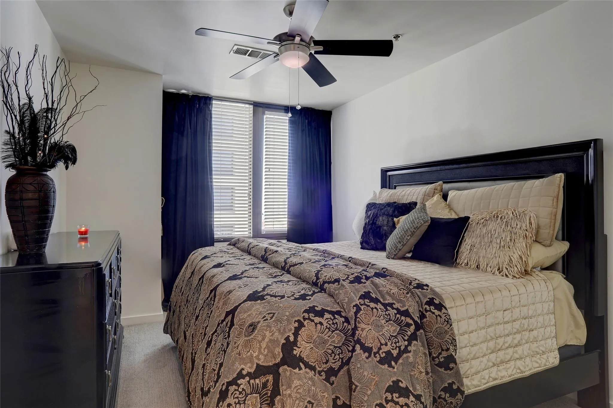 Condominium For Sale in Dallas County , 1200 Main Street 2408, Dallas, Texas 75202, 2 Bedroom, 1 Bathroom, 1 Garage spaces, 880 Sqft, built in 1974, mls#21316217, Real Estate Agent in Dallas, Homes For Sale in Dallas county, Homes For Sale in Dallas, Realtor in Dallas Texas, Real Estate Brokerage Independent Realty Texas, Luminita Cordes Realtor