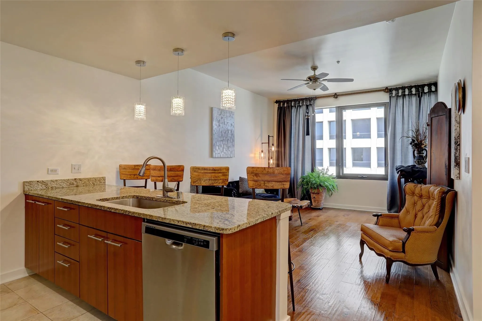 Condominium For Sale in Dallas County , 1200 Main Street 2408, Dallas, Texas 75202, 2 Bedroom, 1 Bathroom, 1 Garage spaces, 880 Sqft, built in 1974, mls#21316217, Real Estate Agent in Dallas, Homes For Sale in Dallas county, Homes For Sale in Dallas, Realtor in Dallas Texas, Real Estate Brokerage Independent Realty Texas, Luminita Cordes Realtor