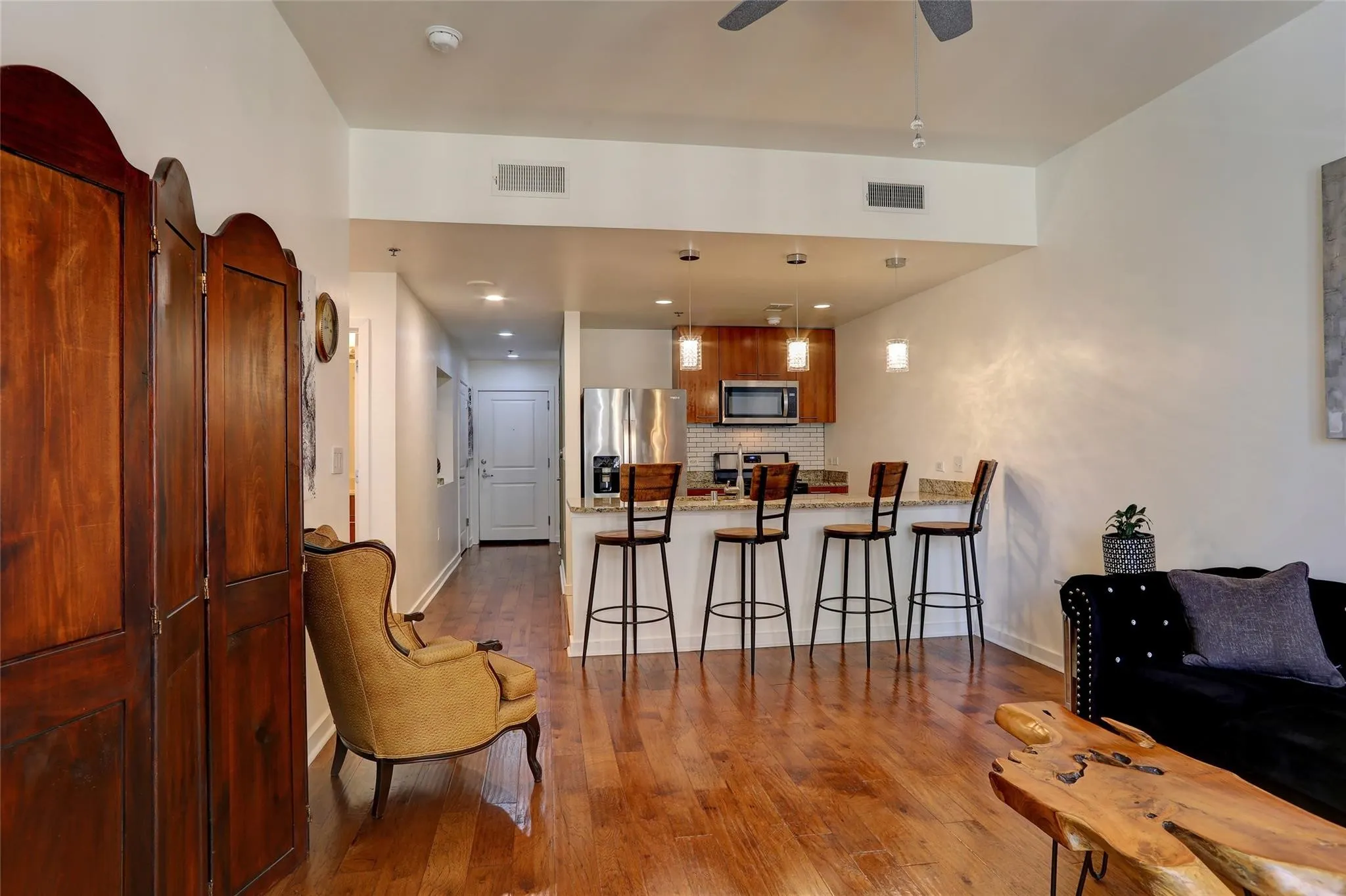 Condominium For Sale in Dallas County , 1200 Main Street 2408, Dallas, Texas 75202, 2 Bedroom, 1 Bathroom, 1 Garage spaces, 880 Sqft, built in 1974, mls#21316217, Real Estate Agent in Dallas, Homes For Sale in Dallas county, Homes For Sale in Dallas, Realtor in Dallas Texas, Real Estate Brokerage Independent Realty Texas, Luminita Cordes Realtor