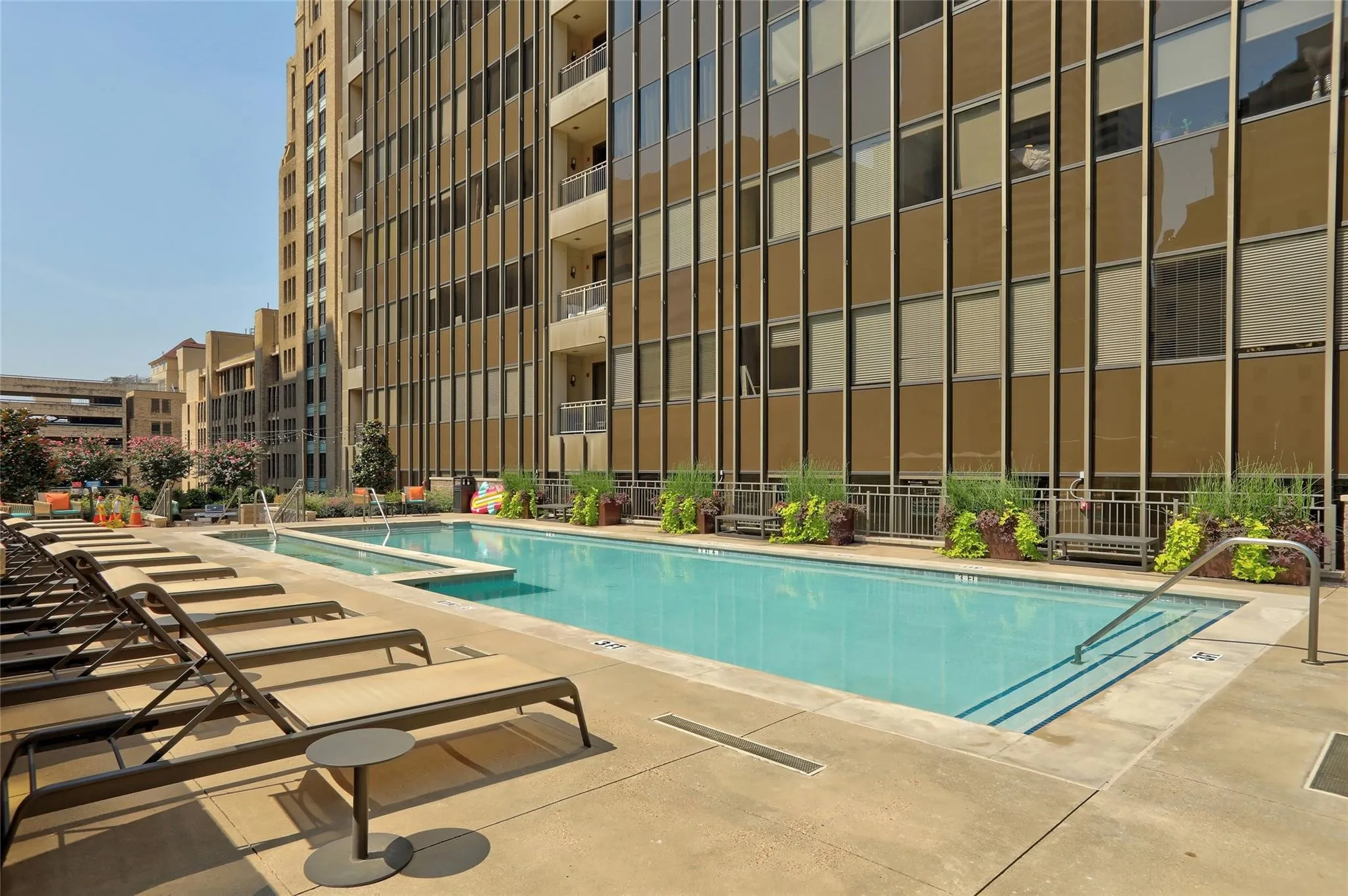 Condominium For Sale in Dallas County , 1200 Main Street 2408, Dallas, Texas 75202, 2 Bedroom, 1 Bathroom, 1 Garage spaces, 880 Sqft, built in 1974, mls#21316217, Real Estate Agent in Dallas, Homes For Sale in Dallas county, Homes For Sale in Dallas, Realtor in Dallas Texas, Real Estate Brokerage Independent Realty Texas, Luminita Cordes Realtor