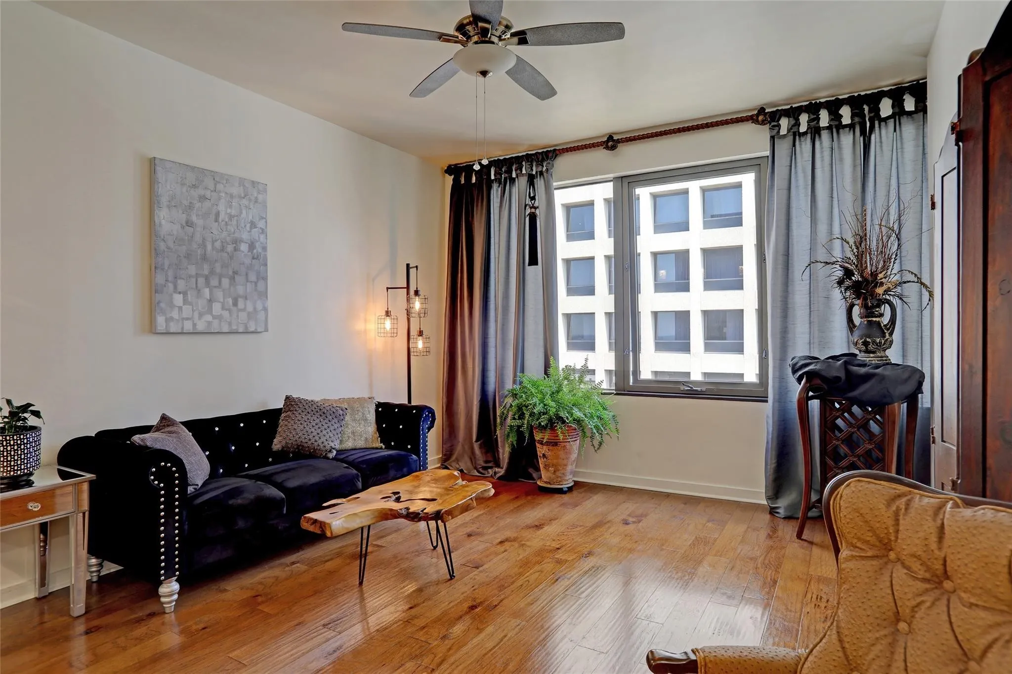 Condominium For Sale in Dallas County , 1200 Main Street 2408, Dallas, Texas 75202, 2 Bedroom, 1 Bathroom, 1 Garage spaces, 880 Sqft, built in 1974, mls#21316217, Real Estate Agent in Dallas, Homes For Sale in Dallas county, Homes For Sale in Dallas, Realtor in Dallas Texas, Real Estate Brokerage Independent Realty Texas, Luminita Cordes Realtor