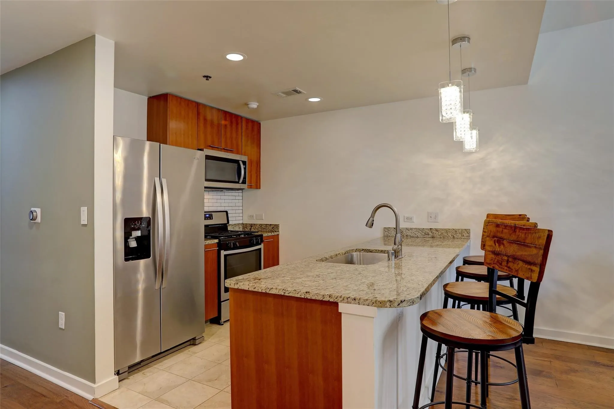 Condominium For Sale in Dallas County , 1200 Main Street 2408, Dallas, Texas 75202, 2 Bedroom, 1 Bathroom, 1 Garage spaces, 880 Sqft, built in 1974, mls#21316217, Real Estate Agent in Dallas, Homes For Sale in Dallas county, Homes For Sale in Dallas, Realtor in Dallas Texas, Real Estate Brokerage Independent Realty Texas, Luminita Cordes Realtor