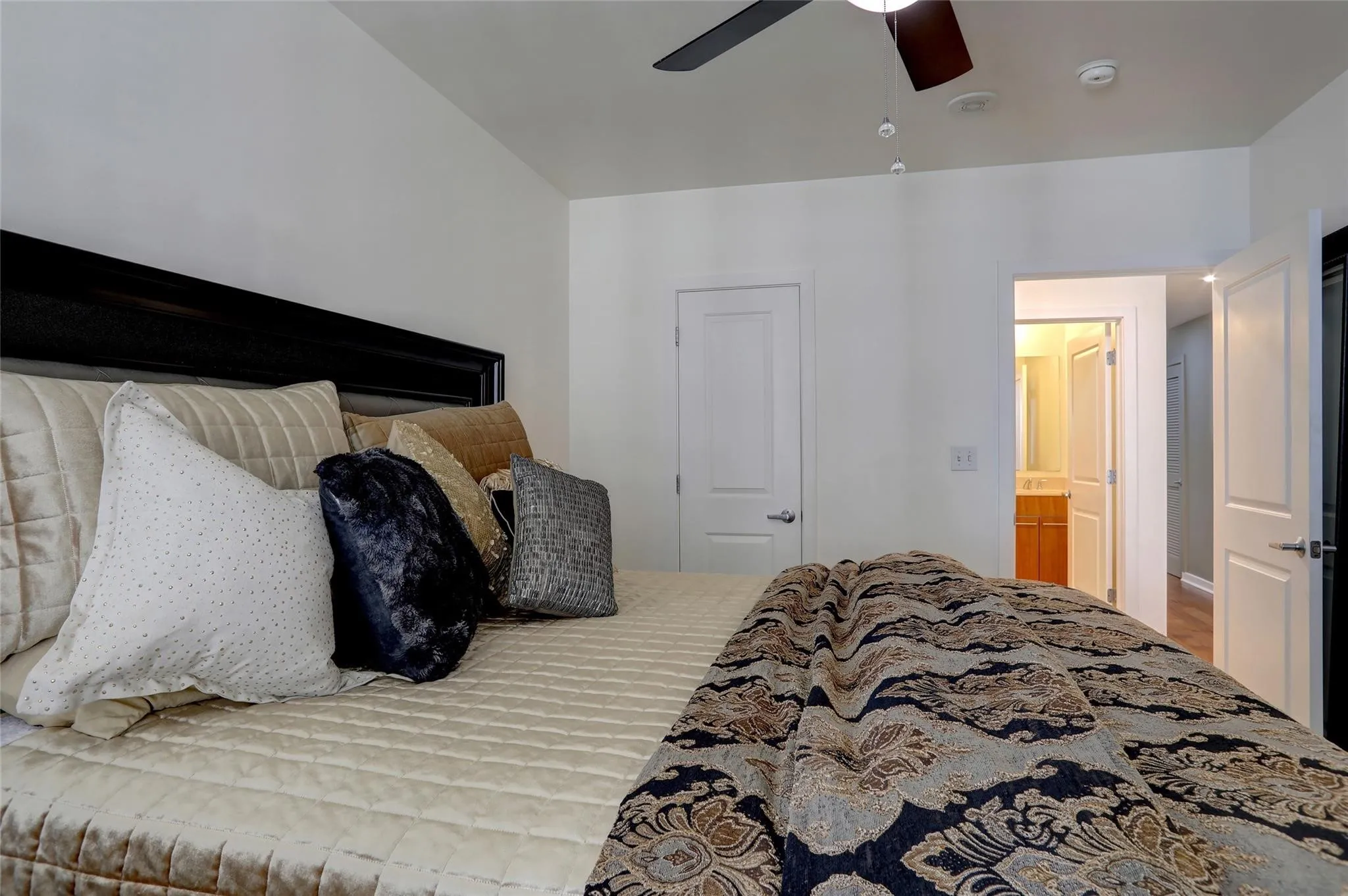 Condominium For Sale in Dallas County , 1200 Main Street 2408, Dallas, Texas 75202, 2 Bedroom, 1 Bathroom, 1 Garage spaces, 880 Sqft, built in 1974, mls#21316217, Real Estate Agent in Dallas, Homes For Sale in Dallas county, Homes For Sale in Dallas, Realtor in Dallas Texas, Real Estate Brokerage Independent Realty Texas, Luminita Cordes Realtor