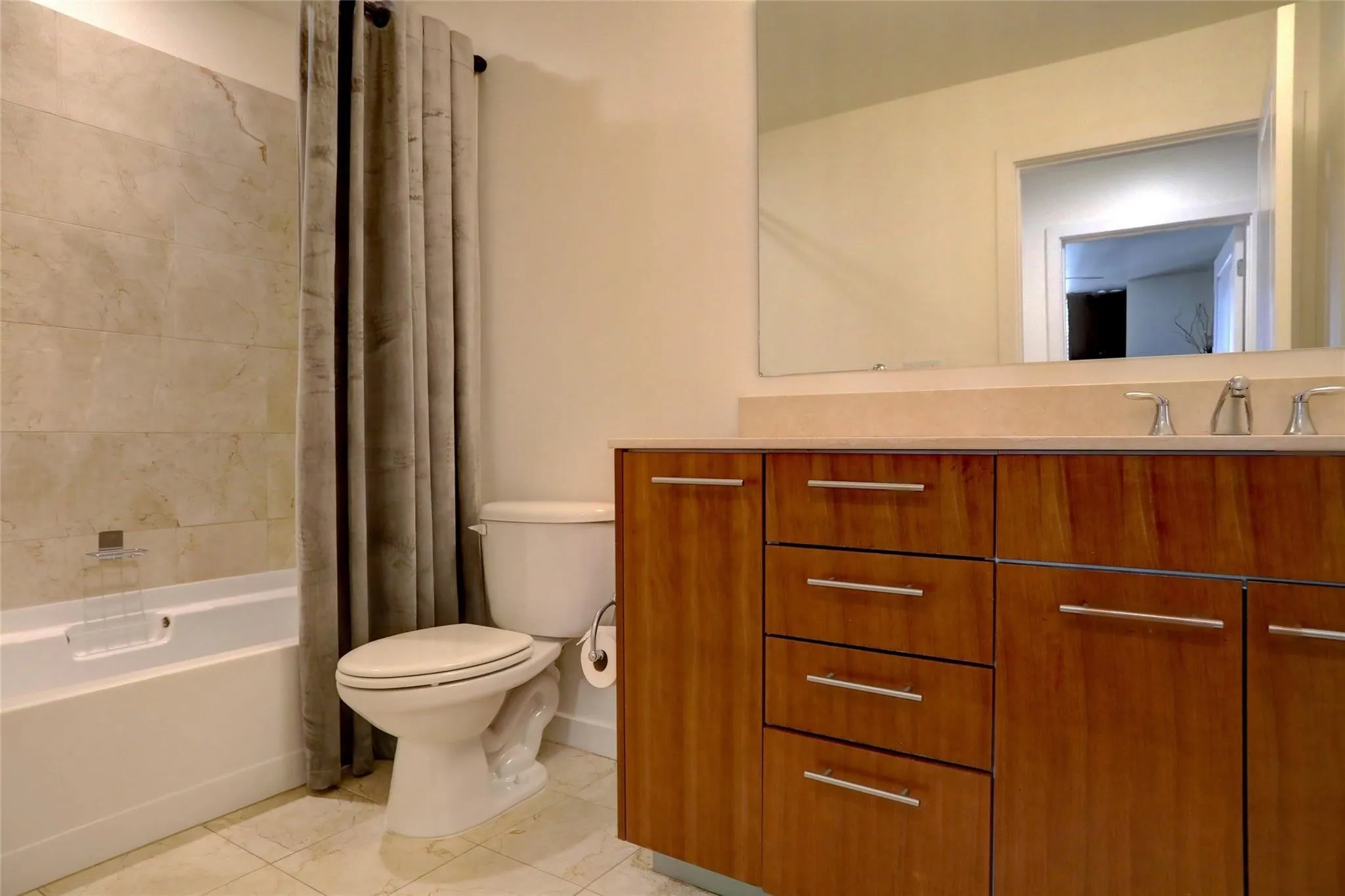 Condominium For Sale in Dallas County , 1200 Main Street 2408, Dallas, Texas 75202, 2 Bedroom, 1 Bathroom, 1 Garage spaces, 880 Sqft, built in 1974, mls#21316217, Real Estate Agent in Dallas, Homes For Sale in Dallas county, Homes For Sale in Dallas, Realtor in Dallas Texas, Real Estate Brokerage Independent Realty Texas, Luminita Cordes Realtor