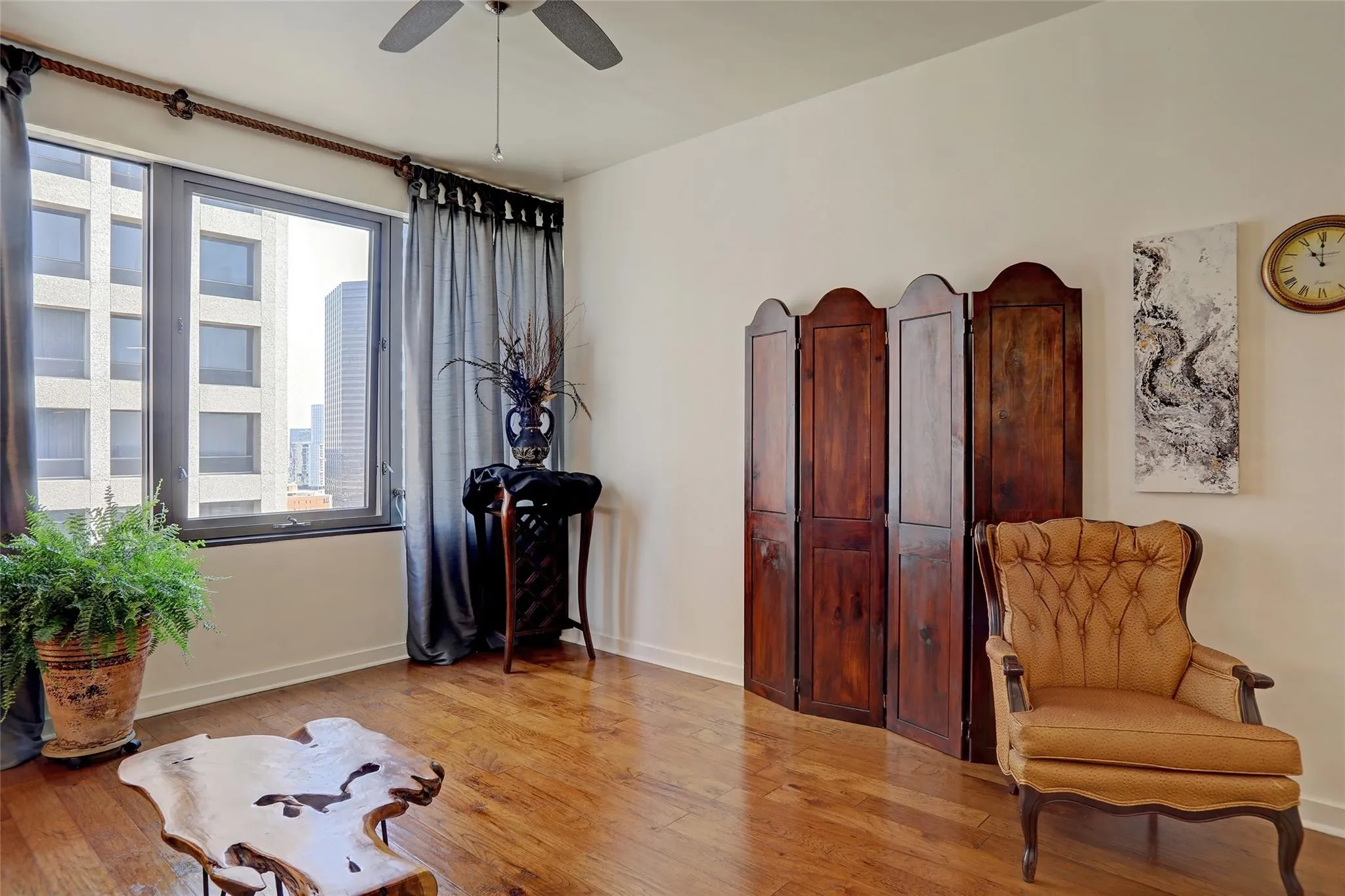 Condominium For Sale in Dallas County , 1200 Main Street 2408, Dallas, Texas 75202, 2 Bedroom, 1 Bathroom, 1 Garage spaces, 880 Sqft, built in 1974, mls#21316217, Real Estate Agent in Dallas, Homes For Sale in Dallas county, Homes For Sale in Dallas, Realtor in Dallas Texas, Real Estate Brokerage Independent Realty Texas, Luminita Cordes Realtor