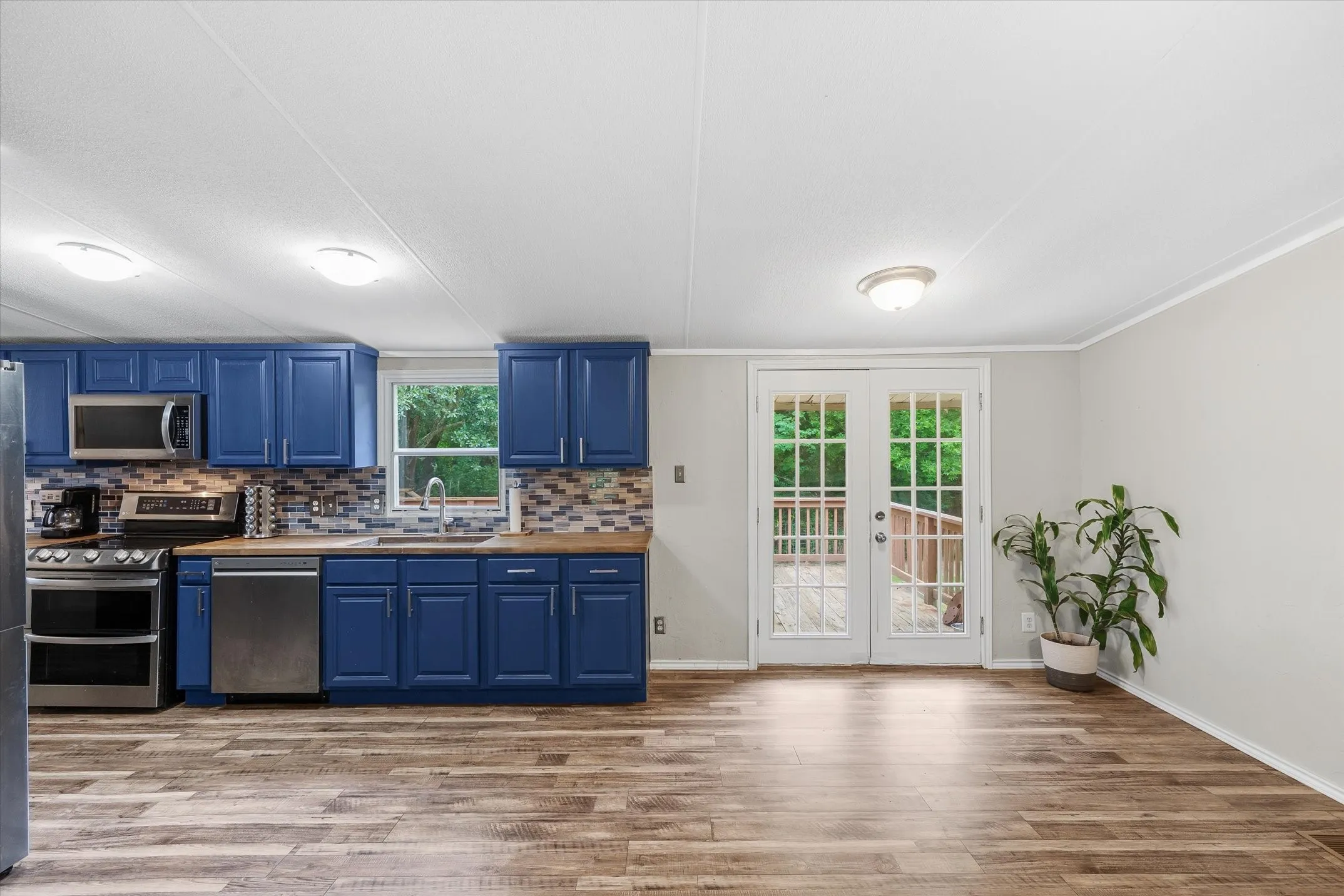 Manufactured Home For Sale in Hunt County , 9556 County Road 2400, Quinlan, Texas 75474, 3 Bedroom, 2 Bathroom, Garage spaces, 2,912 Sqft, built in 1999, Price $439,000, mls#21315744, Real Estate Agent in Quinlan, Homes For Sale in Hunt county, Homes For Sale in Quinlan, Realtor in Quinlan Texas, Real Estate Brokerage Independent Realty Texas, Luminita Cordes Realtor