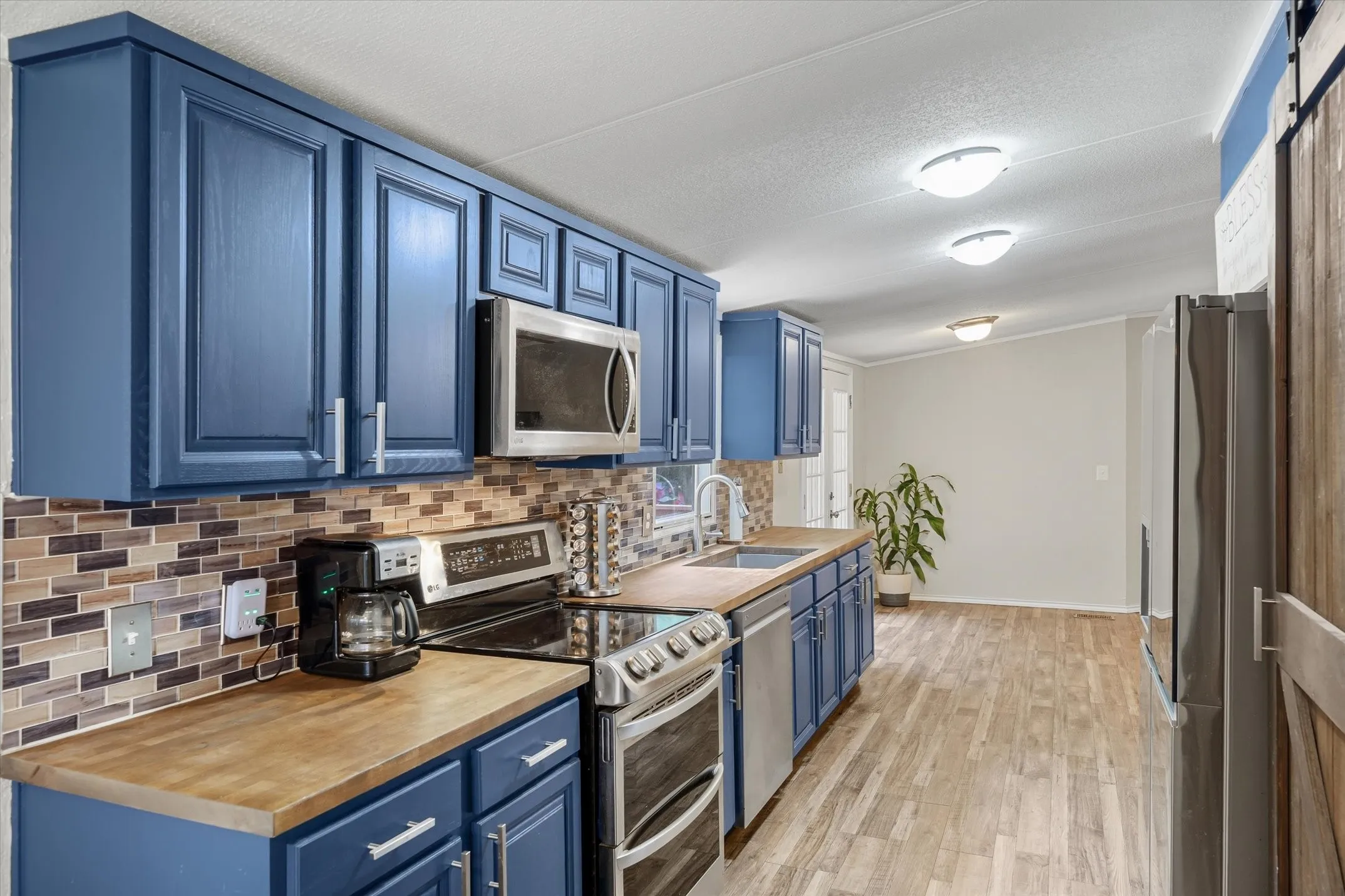 Manufactured Home For Sale in Hunt County , 9556 County Road 2400, Quinlan, Texas 75474, 3 Bedroom, 2 Bathroom, Garage spaces, 2,912 Sqft, built in 1999, Price $439,000, mls#21315744, Real Estate Agent in Quinlan, Homes For Sale in Hunt county, Homes For Sale in Quinlan, Realtor in Quinlan Texas, Real Estate Brokerage Independent Realty Texas, Luminita Cordes Realtor