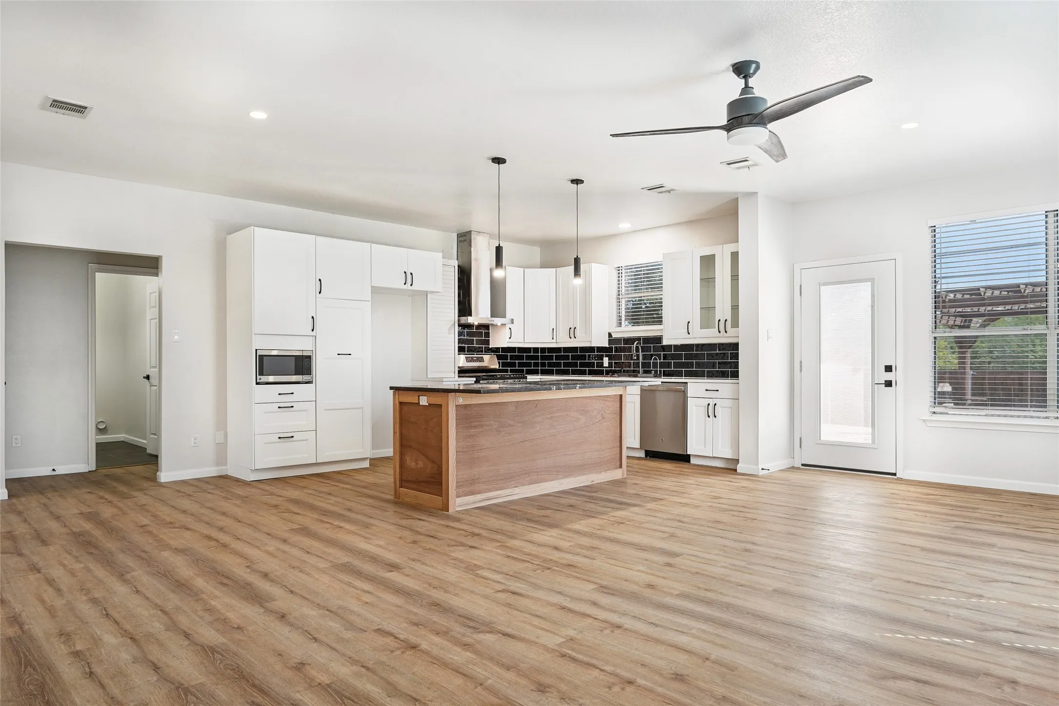 Single Family Residence For Sale in Tarrant County , 13544 Leather Strap Drive, Fort Worth, Texas 76052, 4 Bedroom, 2 Bathroom, 2 Garage spaces, 3,021 Sqft, built in 2004, mls#21307513, Real Estate Agent in Fort Worth, Homes For Sale in Tarrant county, Homes For Sale in Fort Worth, Realtor in Fort Worth Texas, Real Estate Brokerage Independent Realty Texas, Luminita Cordes Realtor