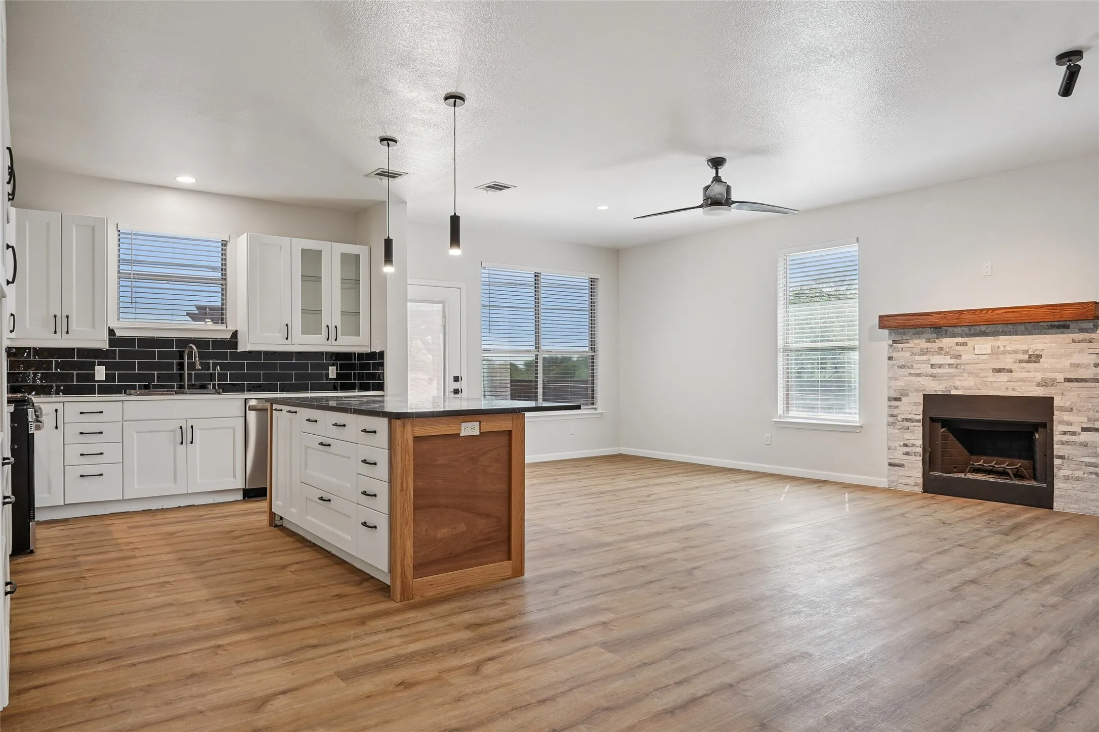 Single Family Residence For Sale in Tarrant County , 13544 Leather Strap Drive, Fort Worth, Texas 76052, 4 Bedroom, 2 Bathroom, 2 Garage spaces, 3,021 Sqft, built in 2004, mls#21307513, Real Estate Agent in Fort Worth, Homes For Sale in Tarrant county, Homes For Sale in Fort Worth, Realtor in Fort Worth Texas, Real Estate Brokerage Independent Realty Texas, Luminita Cordes Realtor