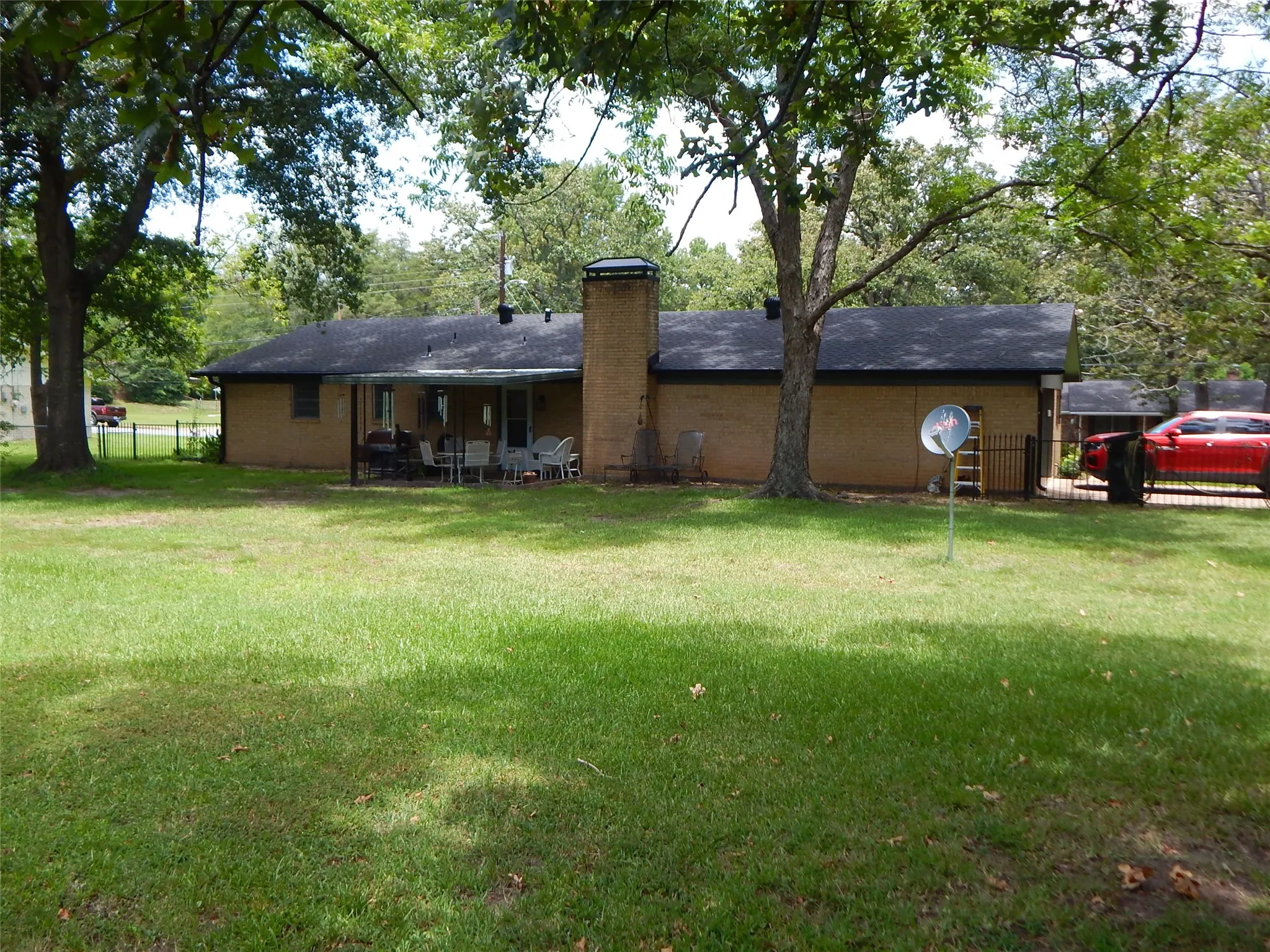Single Family Residence For Sale in Smith County , 517 RONNETTE Drive, Tyler, Texas 75703, 3 Bedroom, 2 Bathroom, 2 Garage spaces, 1,619 Sqft, built in 1972, mls#21316299, Real Estate Agent in Tyler, Homes For Sale in Smith county, Homes For Sale in Tyler, Realtor in Tyler Texas, Real Estate Brokerage Independent Realty Texas, Luminita Cordes Realtor