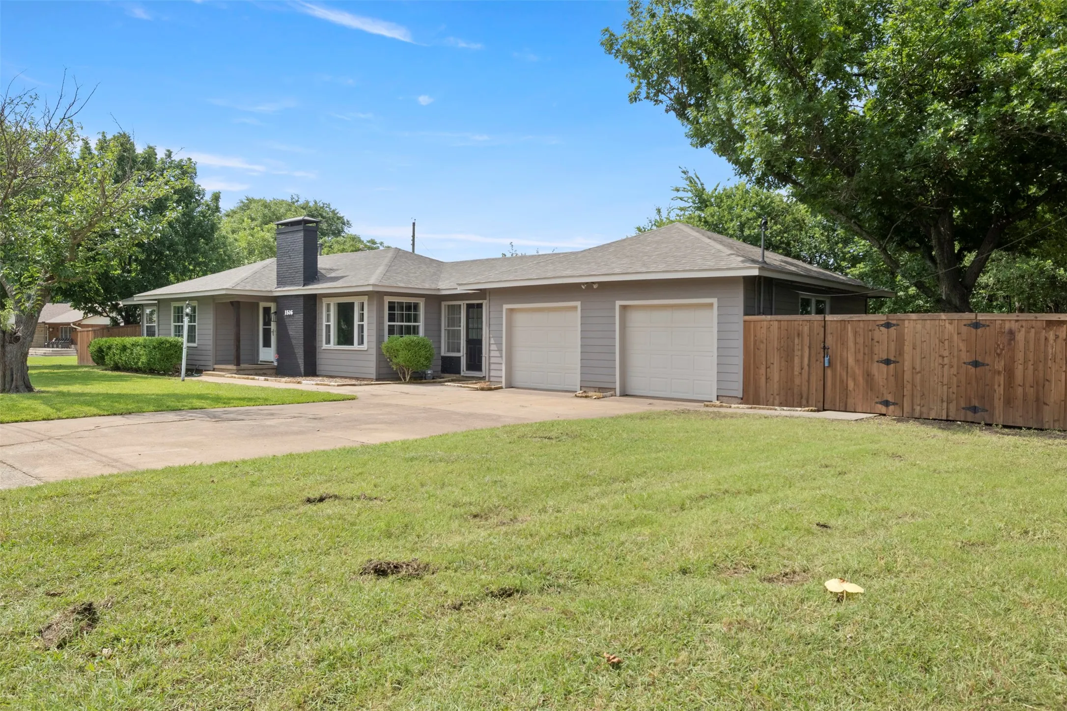 Single Family Residence For Sale in Grayson County , 1516 E Peyton, Sherman, Texas 75090, 3 Bedrooms, 1 Bathroom, 2 Garage spaces, 1,398 Sqft, built in 1955, Price $215,000, mls#21313049, Real Estate Agent in Sherman, Homes For Sale in Grayson county, Homes For Sale in Sherman, Realtor in Sherman Texas, Real Estate Brokerage Independent Realty Texas, Luminita Cordes Realtor