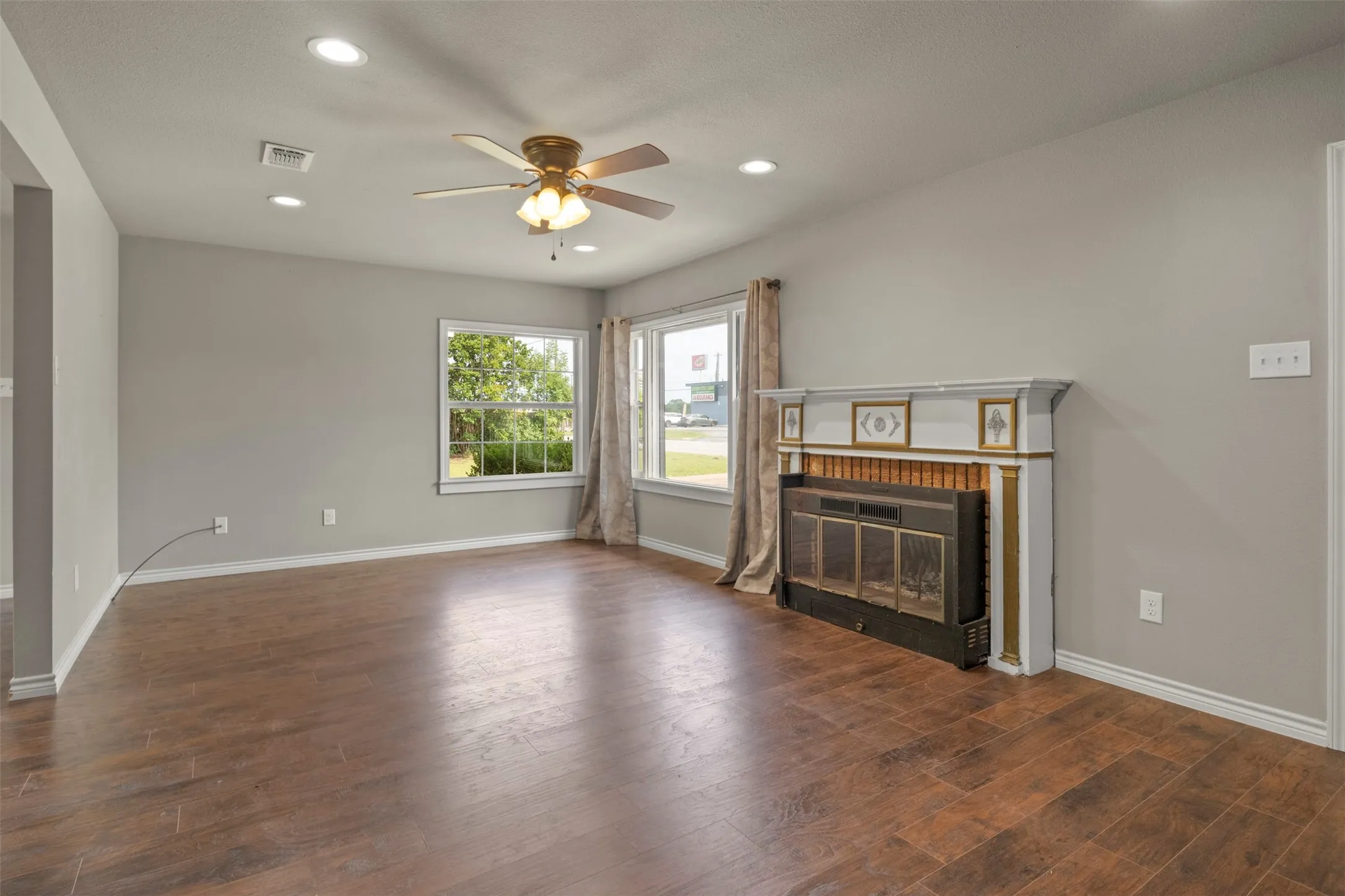 Single Family Residence For Sale in Grayson County , 1516 E Peyton, Sherman, Texas 75090, 3 Bedrooms, 1 Bathroom, 2 Garage spaces, 1,398 Sqft, built in 1955, Price $215,000, mls#21313049, Real Estate Agent in Sherman, Homes For Sale in Grayson county, Homes For Sale in Sherman, Realtor in Sherman Texas, Real Estate Brokerage Independent Realty Texas, Luminita Cordes Realtor