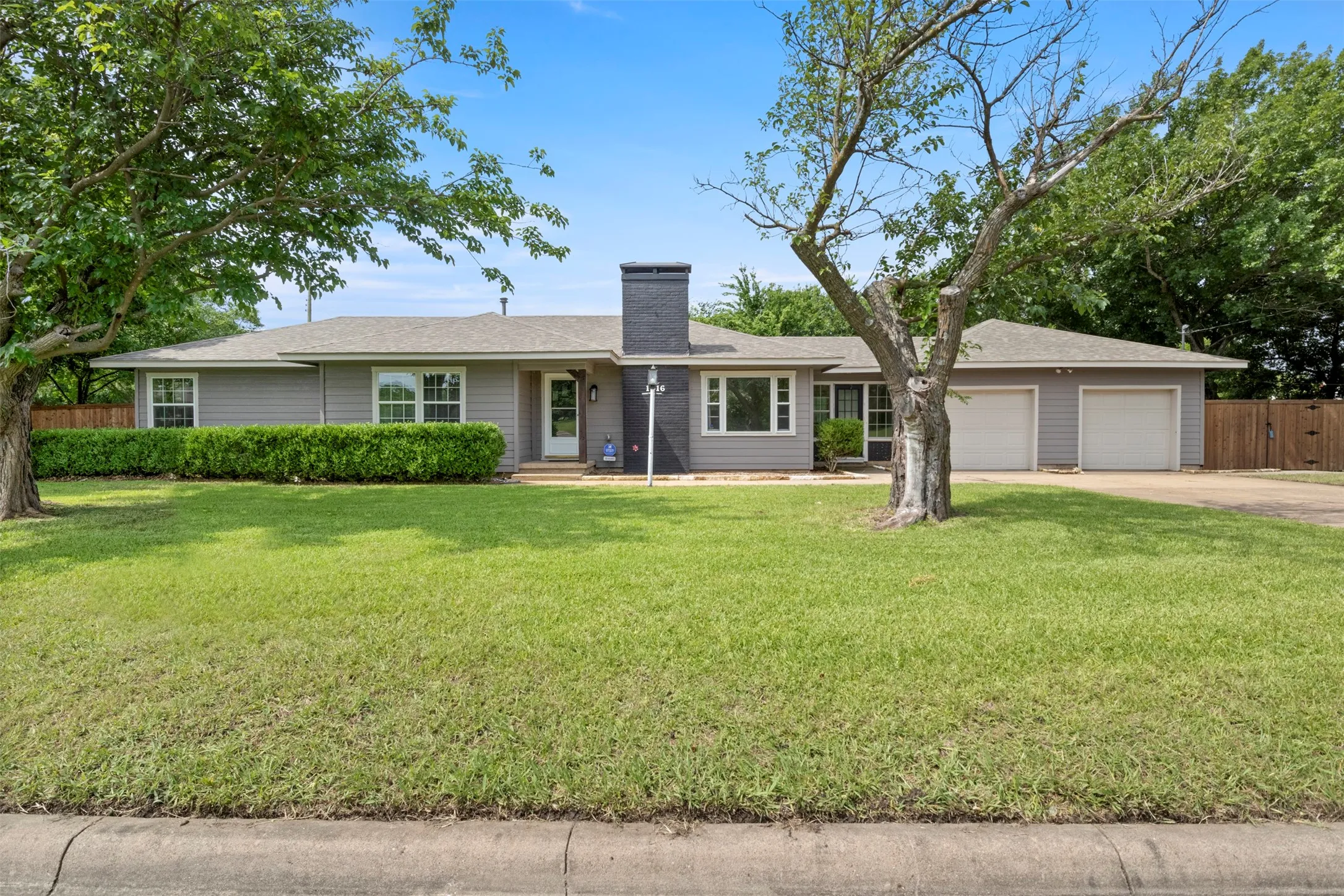 Single Family Residence For Sale in Grayson County , 1516 E Peyton, Sherman, Texas 75090, 3 Bedrooms, 1 Bathroom, 2 Garage spaces, 1,398 Sqft, built in 1955, Price $215,000, mls#21313049, Real Estate Agent in Sherman, Homes For Sale in Grayson county, Homes For Sale in Sherman, Realtor in Sherman Texas, Real Estate Brokerage Independent Realty Texas, Luminita Cordes Realtor