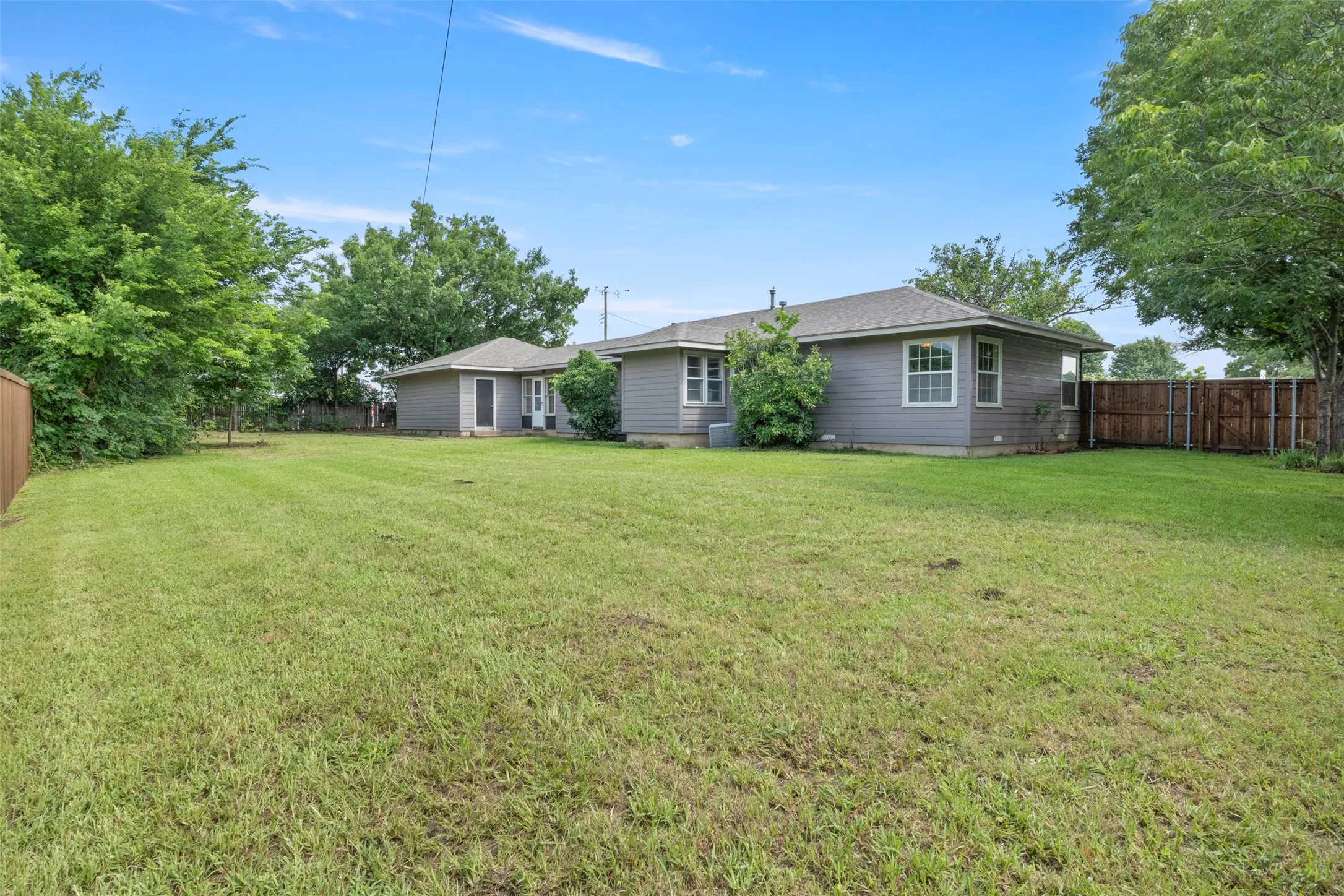Single Family Residence For Sale in Grayson County , 1516 E Peyton, Sherman, Texas 75090, 3 Bedrooms, 1 Bathroom, 2 Garage spaces, 1,398 Sqft, built in 1955, Price $215,000, mls#21313049, Real Estate Agent in Sherman, Homes For Sale in Grayson county, Homes For Sale in Sherman, Realtor in Sherman Texas, Real Estate Brokerage Independent Realty Texas, Luminita Cordes Realtor