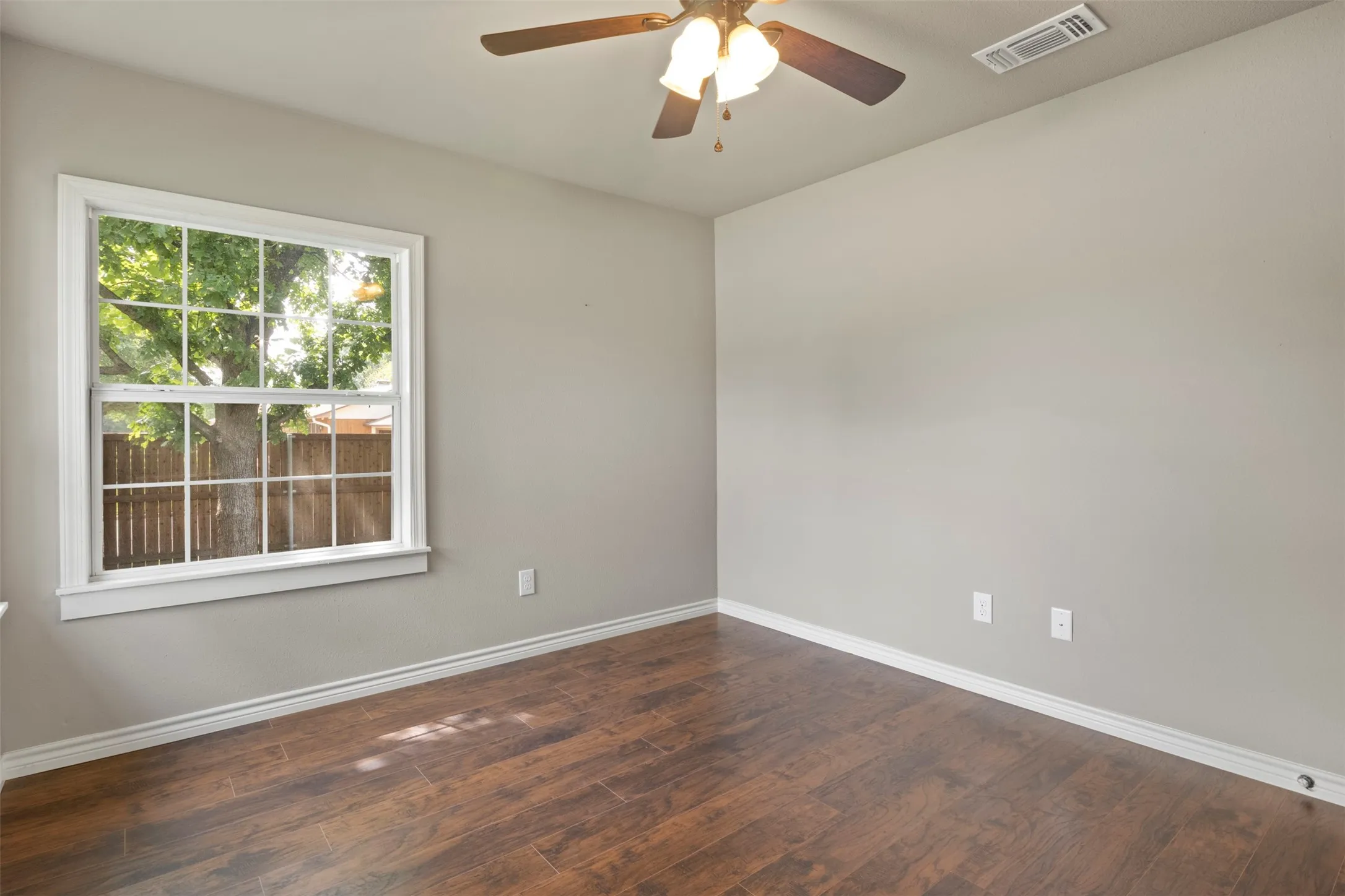 Single Family Residence For Sale in Grayson County , 1516 E Peyton, Sherman, Texas 75090, 3 Bedrooms, 1 Bathroom, 2 Garage spaces, 1,398 Sqft, built in 1955, Price $215,000, mls#21313049, Real Estate Agent in Sherman, Homes For Sale in Grayson county, Homes For Sale in Sherman, Realtor in Sherman Texas, Real Estate Brokerage Independent Realty Texas, Luminita Cordes Realtor