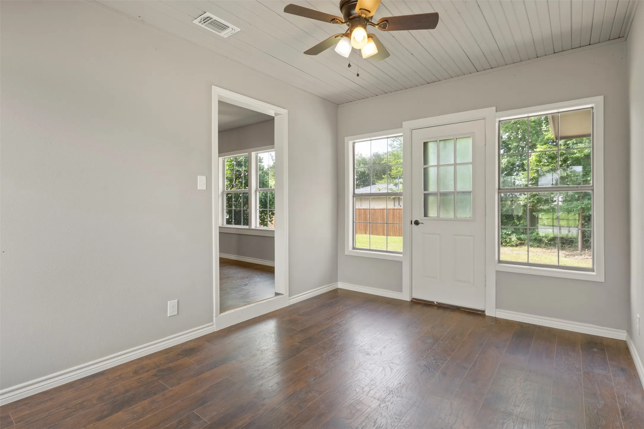 Single Family Residence For Sale in Grayson County , 1516 E Peyton, Sherman, Texas 75090, 3 Bedrooms, 1 Bathroom, 2 Garage spaces, 1,398 Sqft, built in 1955, Price $215,000, mls#21313049, Real Estate Agent in Sherman, Homes For Sale in Grayson county, Homes For Sale in Sherman, Realtor in Sherman Texas, Real Estate Brokerage Independent Realty Texas, Luminita Cordes Realtor