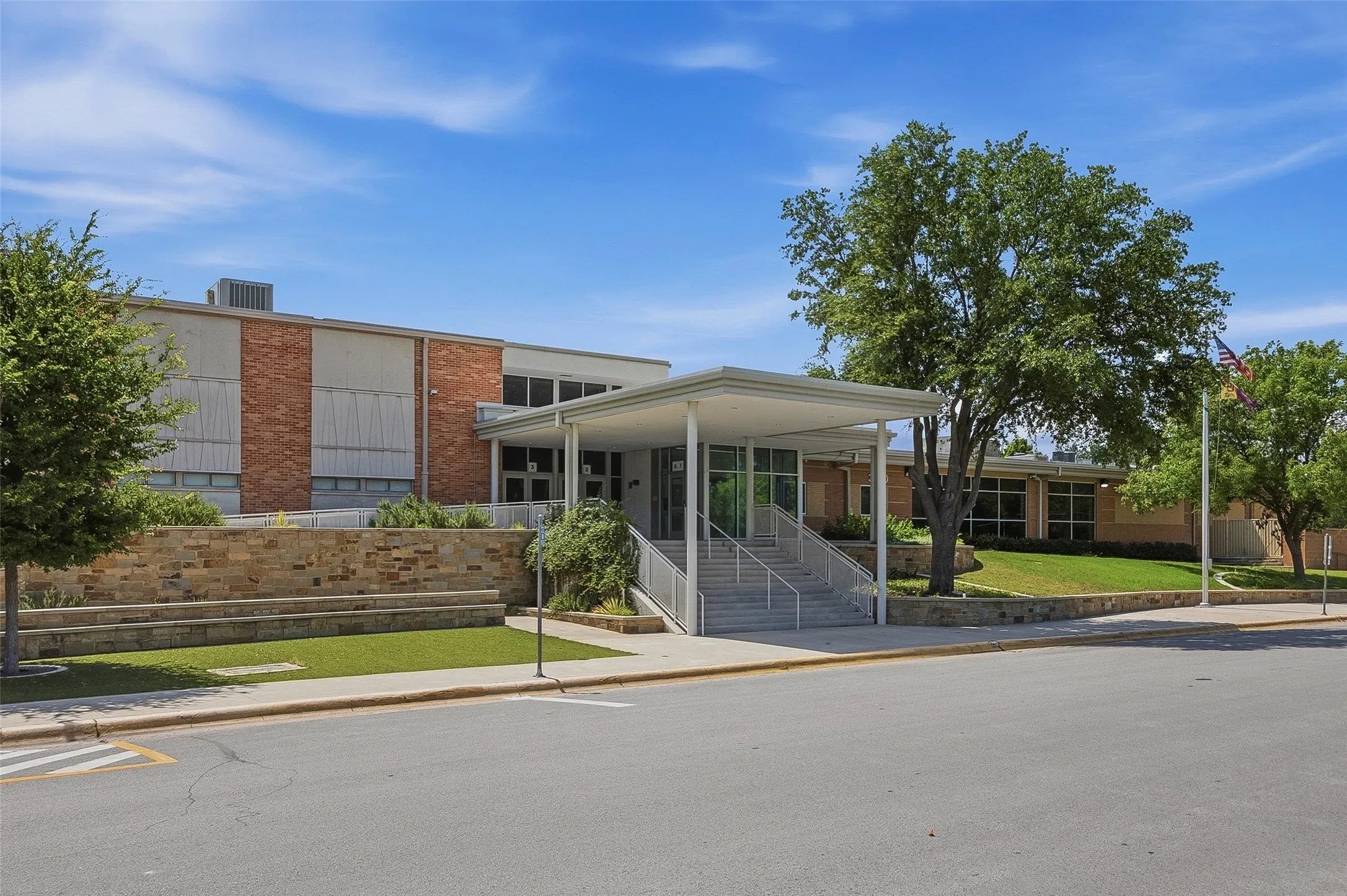 Condominium For Sale in Tarrant County , 4320 Bellaire Drive S 225W, Fort Worth, Texas 76109, 2 Bedroom, 2 Bathroom, Garage spaces, 1,179 Sqft, built in 1968, Price $175,000, mls#21311137, Real Estate Agent in Fort Worth, Homes For Sale in Tarrant county, Homes For Sale in Fort Worth, Realtor in Fort Worth Texas, Real Estate Brokerage Independent Realty Texas, Luminita Cordes Realtor
