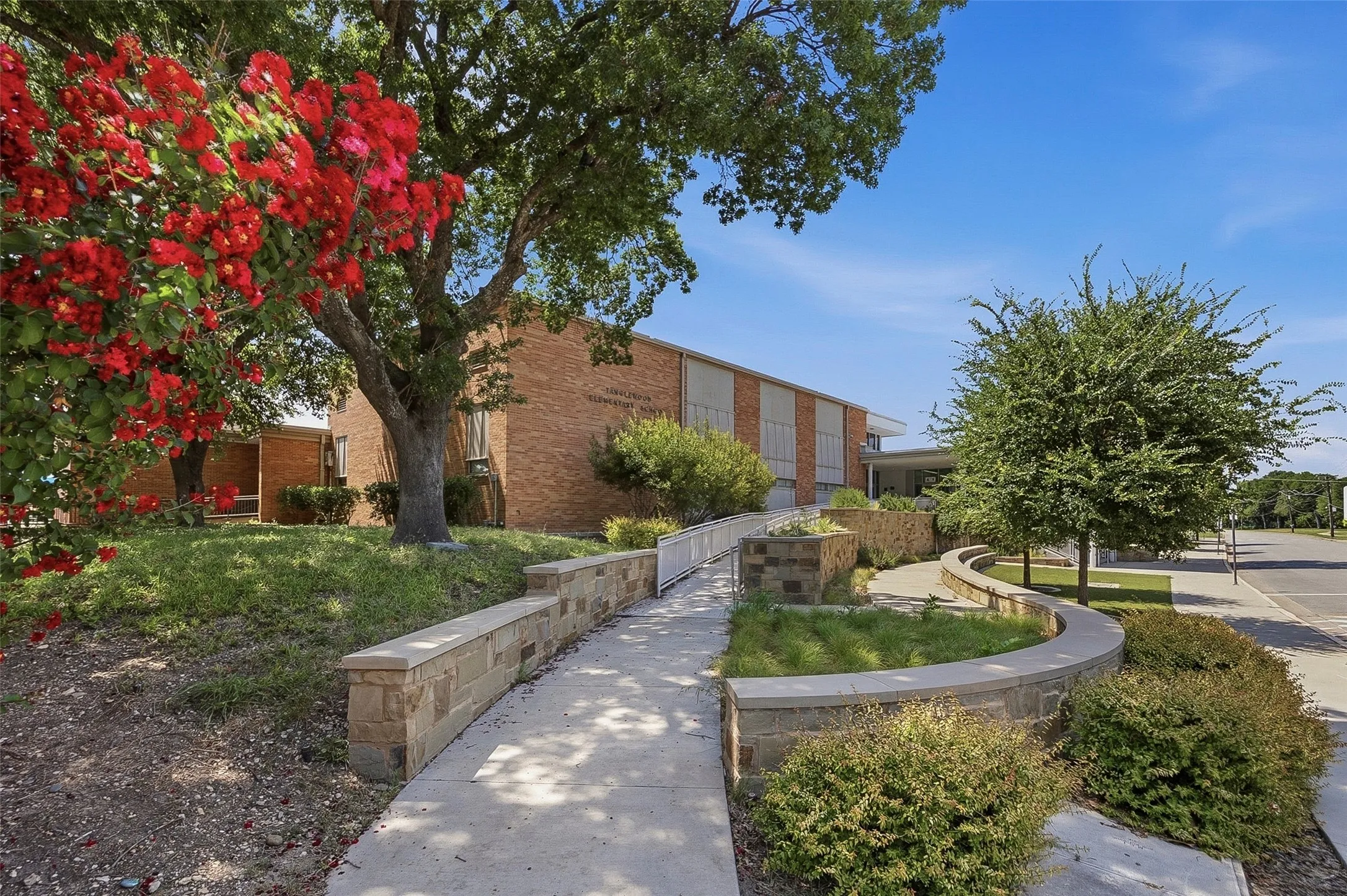 Condominium For Sale in Tarrant County , 4320 Bellaire Drive S 225W, Fort Worth, Texas 76109, 2 Bedroom, 2 Bathroom, Garage spaces, 1,179 Sqft, built in 1968, Price $175,000, mls#21311137, Real Estate Agent in Fort Worth, Homes For Sale in Tarrant county, Homes For Sale in Fort Worth, Realtor in Fort Worth Texas, Real Estate Brokerage Independent Realty Texas, Luminita Cordes Realtor
