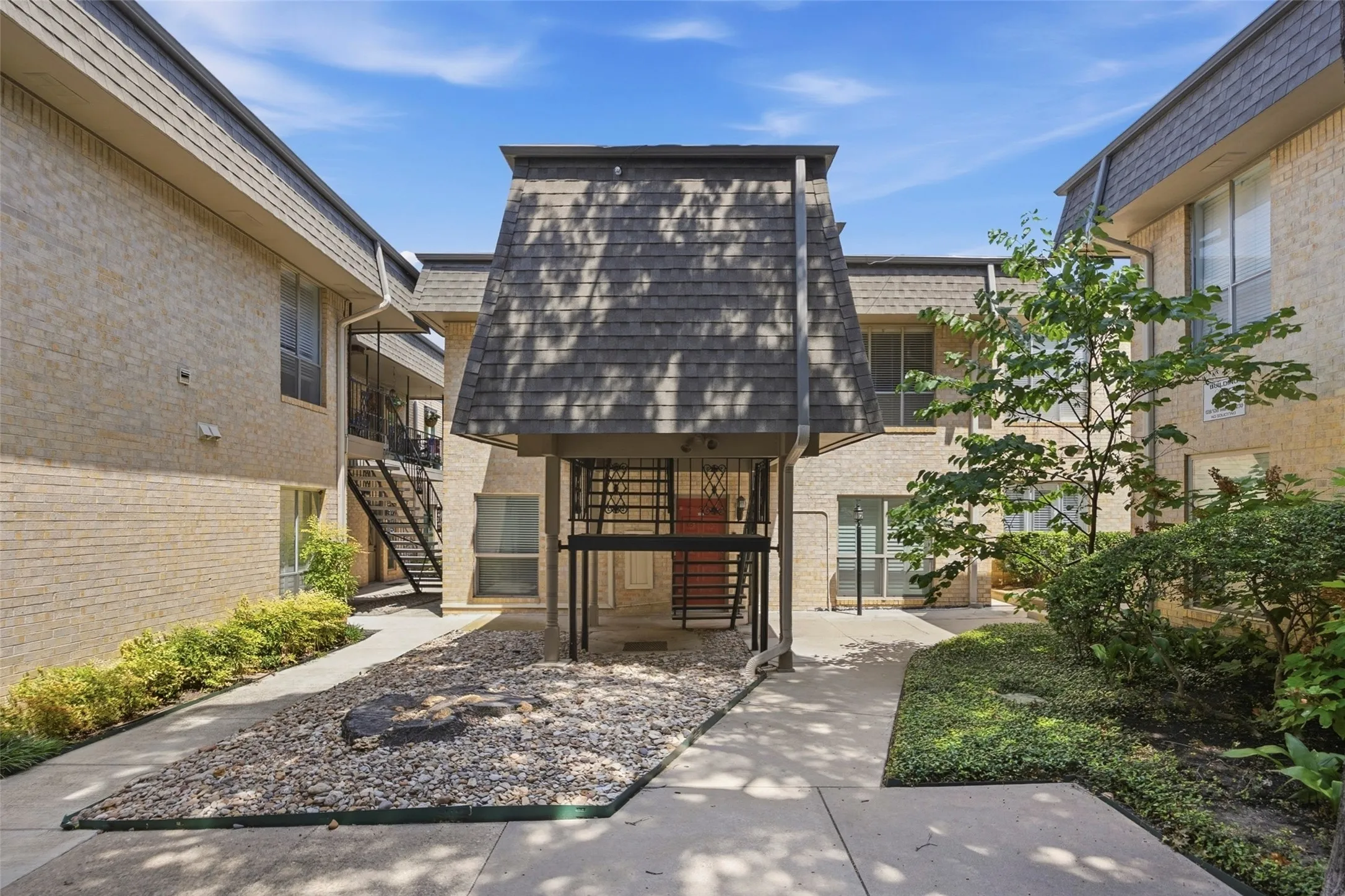 Condominium For Sale in Tarrant County , 4320 Bellaire Drive S 225W, Fort Worth, Texas 76109, 2 Bedroom, 2 Bathroom, Garage spaces, 1,179 Sqft, built in 1968, Price $175,000, mls#21311137, Real Estate Agent in Fort Worth, Homes For Sale in Tarrant county, Homes For Sale in Fort Worth, Realtor in Fort Worth Texas, Real Estate Brokerage Independent Realty Texas, Luminita Cordes Realtor
