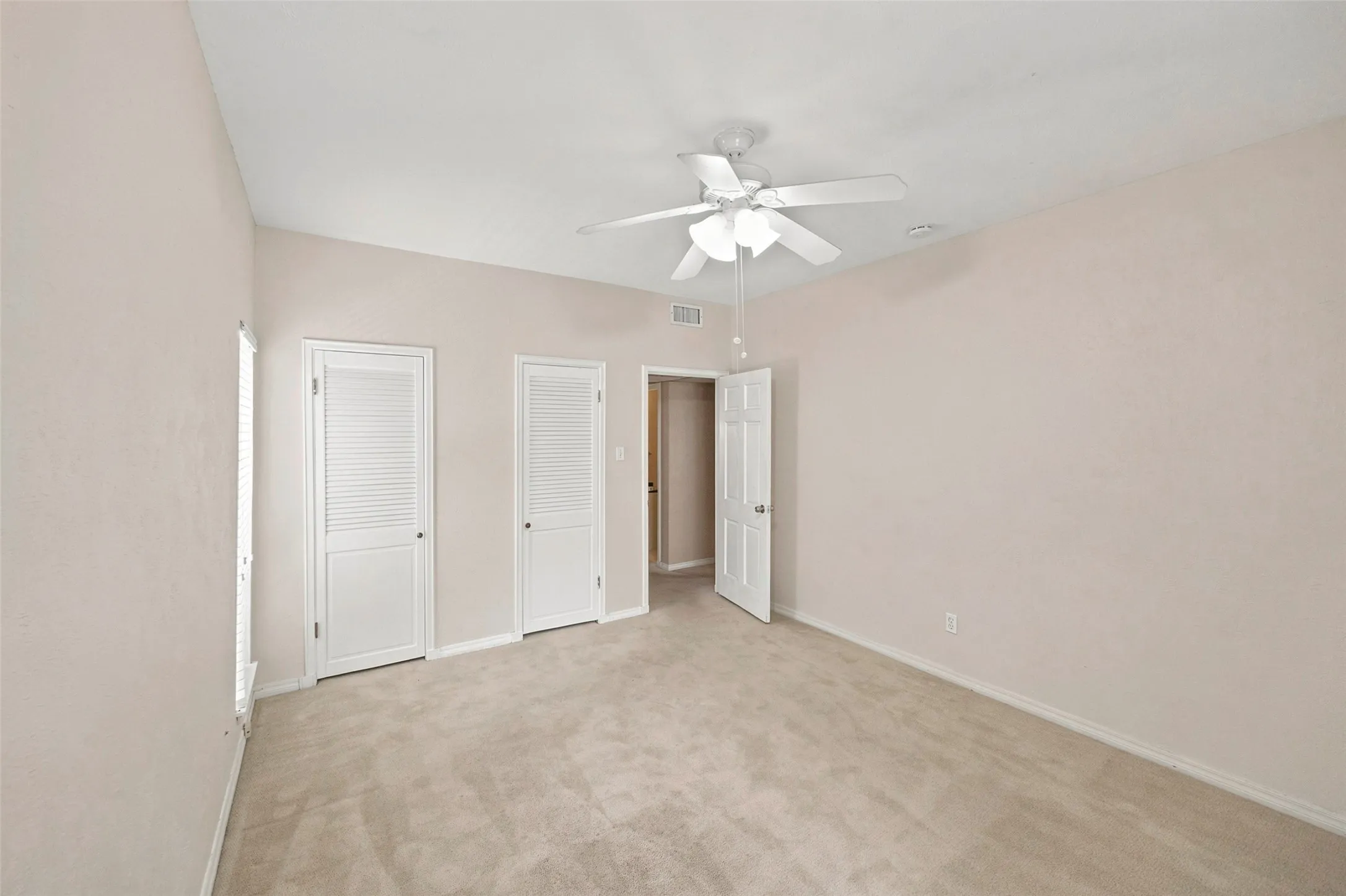 Condominium For Sale in Tarrant County , 4320 Bellaire Drive S 225W, Fort Worth, Texas 76109, 2 Bedroom, 2 Bathroom, Garage spaces, 1,179 Sqft, built in 1968, Price $175,000, mls#21311137, Real Estate Agent in Fort Worth, Homes For Sale in Tarrant county, Homes For Sale in Fort Worth, Realtor in Fort Worth Texas, Real Estate Brokerage Independent Realty Texas, Luminita Cordes Realtor