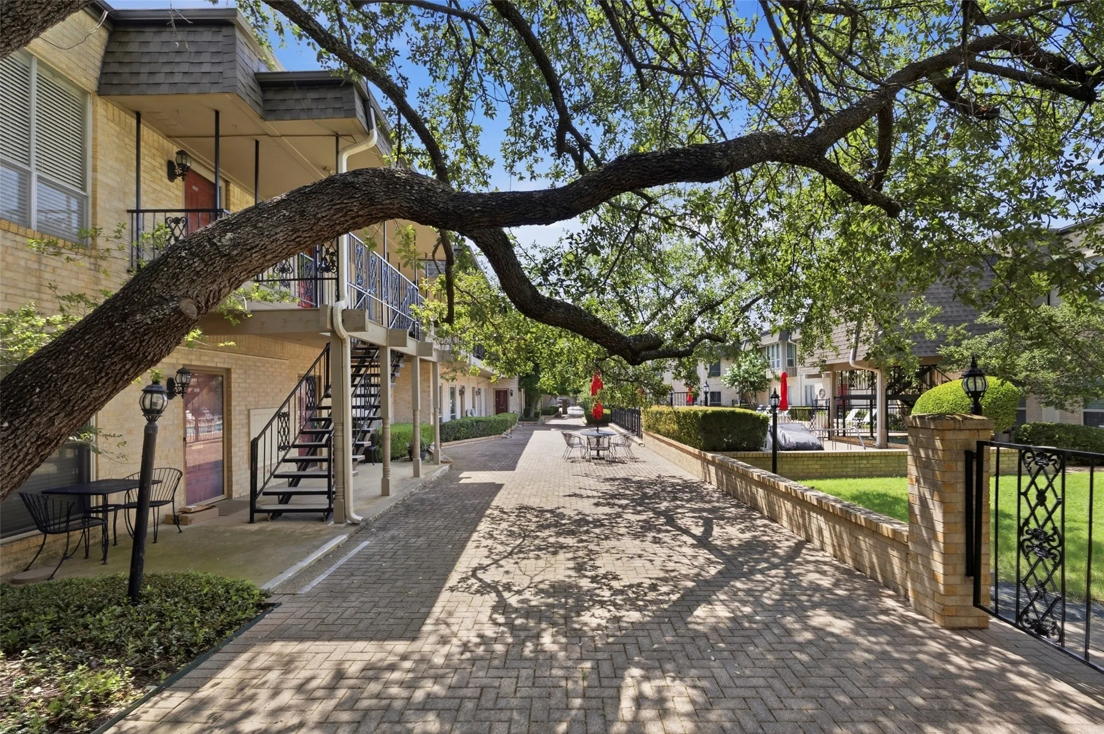 Condominium For Sale in Tarrant County , 4320 Bellaire Drive S 225W, Fort Worth, Texas 76109, 2 Bedroom, 2 Bathroom, Garage spaces, 1,179 Sqft, built in 1968, Price $175,000, mls#21311137, Real Estate Agent in Fort Worth, Homes For Sale in Tarrant county, Homes For Sale in Fort Worth, Realtor in Fort Worth Texas, Real Estate Brokerage Independent Realty Texas, Luminita Cordes Realtor