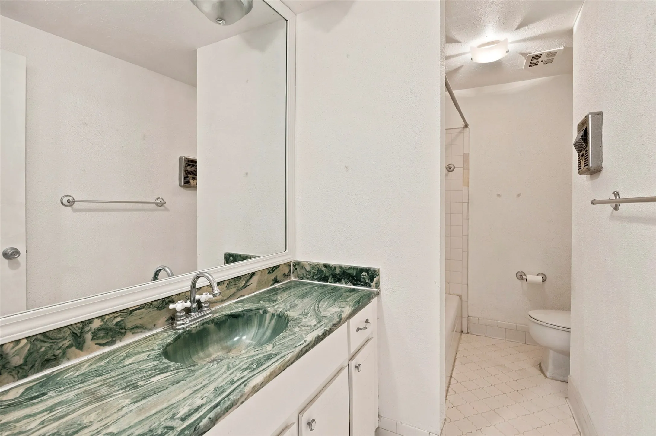Condominium For Sale in Tarrant County , 4320 Bellaire Drive S 225W, Fort Worth, Texas 76109, 2 Bedroom, 2 Bathroom, Garage spaces, 1,179 Sqft, built in 1968, Price $175,000, mls#21311137, Real Estate Agent in Fort Worth, Homes For Sale in Tarrant county, Homes For Sale in Fort Worth, Realtor in Fort Worth Texas, Real Estate Brokerage Independent Realty Texas, Luminita Cordes Realtor