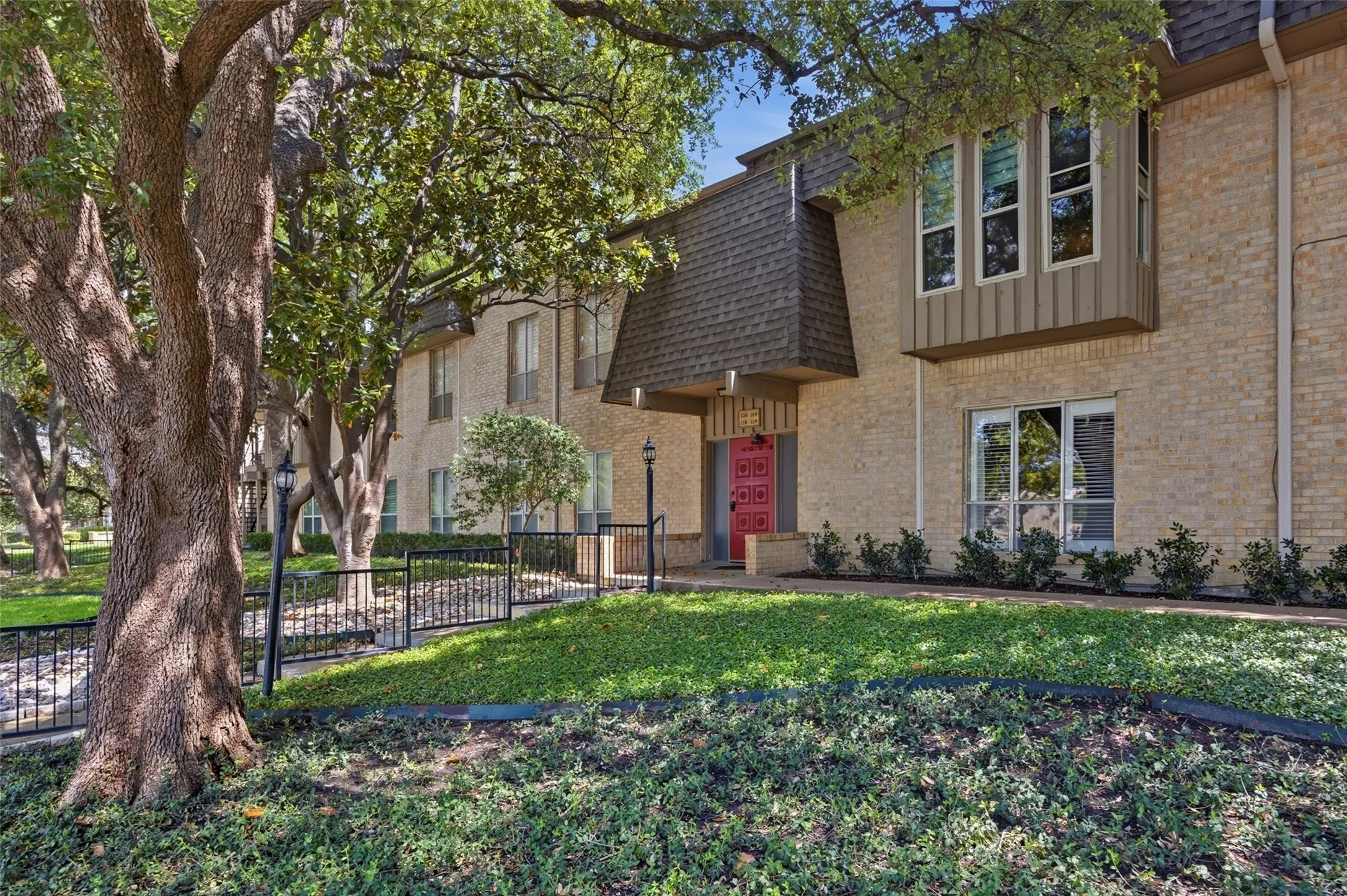 Condominium For Sale in Tarrant County , 4320 Bellaire Drive S 225W, Fort Worth, Texas 76109, 2 Bedroom, 2 Bathroom, Garage spaces, 1,179 Sqft, built in 1968, Price $175,000, mls#21311137, Real Estate Agent in Fort Worth, Homes For Sale in Tarrant county, Homes For Sale in Fort Worth, Realtor in Fort Worth Texas, Real Estate Brokerage Independent Realty Texas, Luminita Cordes Realtor