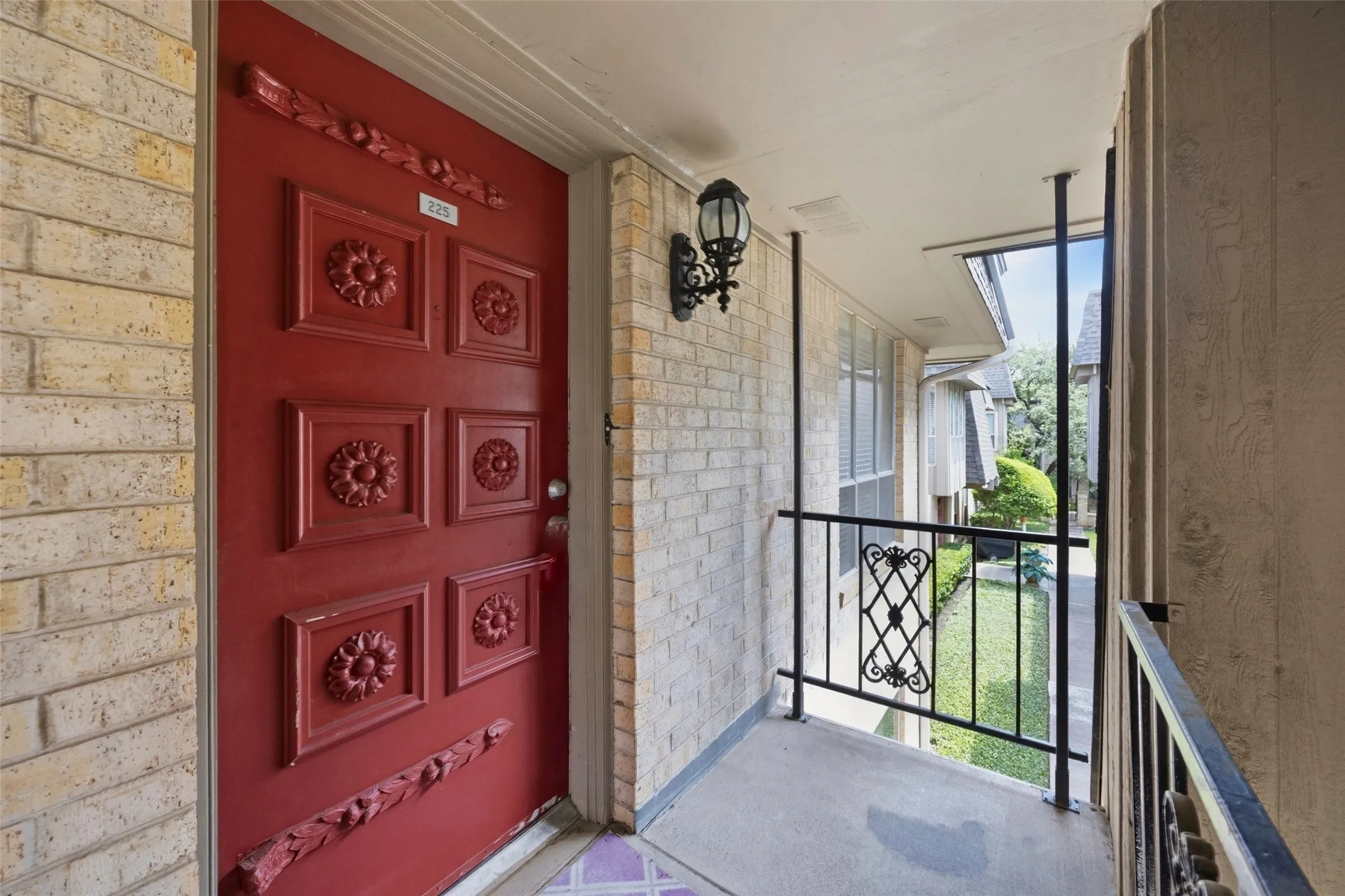 Condominium For Sale in Tarrant County , 4320 Bellaire Drive S 225W, Fort Worth, Texas 76109, 2 Bedroom, 2 Bathroom, Garage spaces, 1,179 Sqft, built in 1968, Price $175,000, mls#21311137, Real Estate Agent in Fort Worth, Homes For Sale in Tarrant county, Homes For Sale in Fort Worth, Realtor in Fort Worth Texas, Real Estate Brokerage Independent Realty Texas, Luminita Cordes Realtor