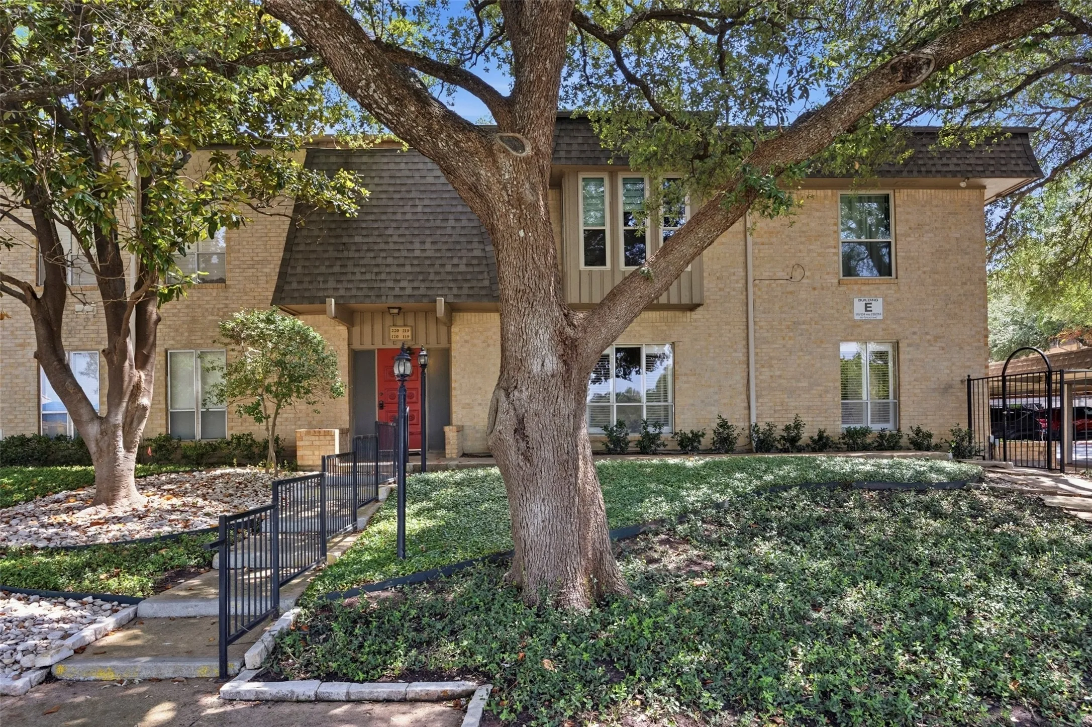 Condominium For Sale in Tarrant County , 4320 Bellaire Drive S 225W, Fort Worth, Texas 76109, 2 Bedroom, 2 Bathroom, Garage spaces, 1,179 Sqft, built in 1968, Price $175,000, mls#21311137, Real Estate Agent in Fort Worth, Homes For Sale in Tarrant county, Homes For Sale in Fort Worth, Realtor in Fort Worth Texas, Real Estate Brokerage Independent Realty Texas, Luminita Cordes Realtor