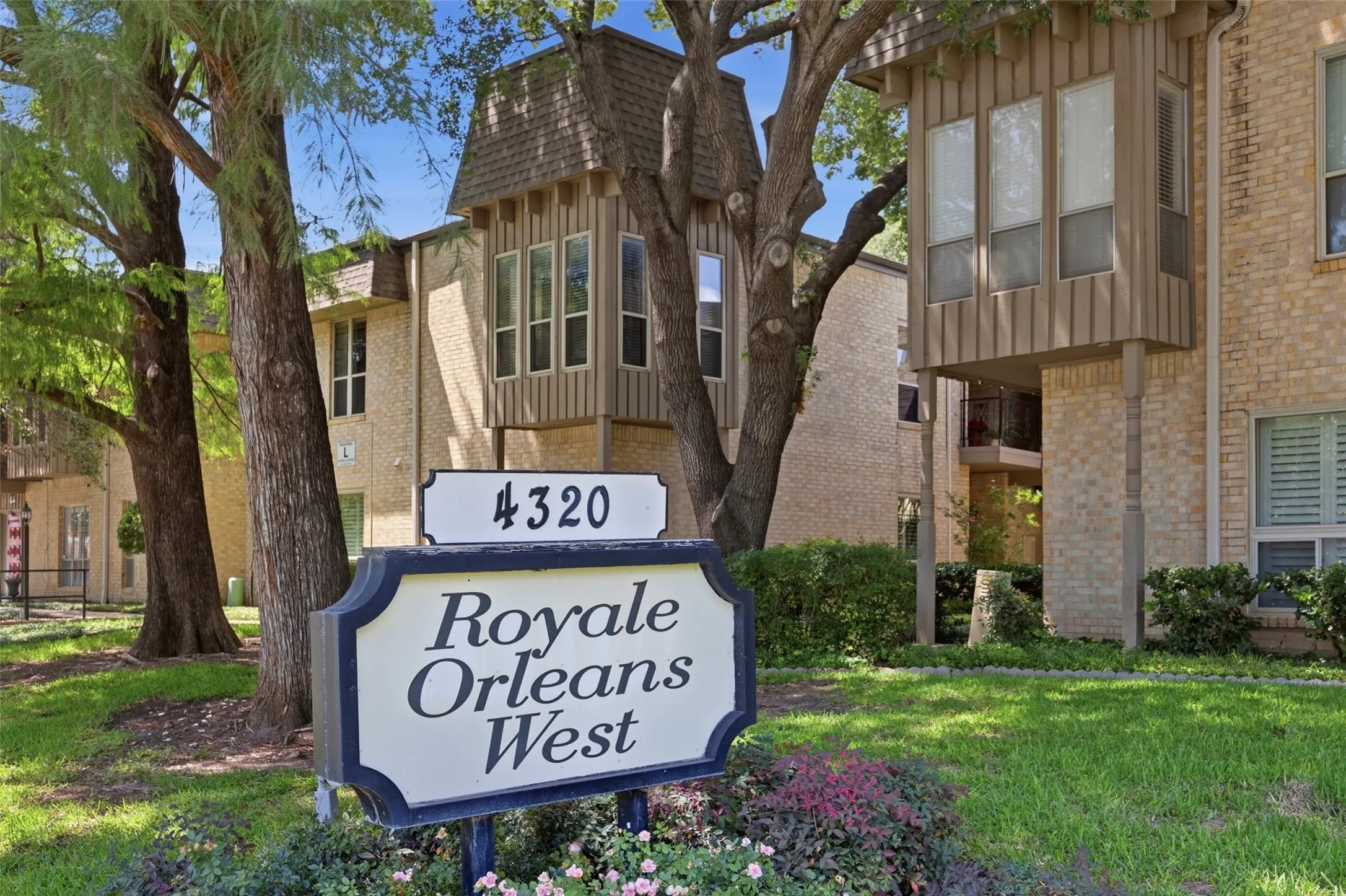 Condominium For Sale in Tarrant County , 4320 Bellaire Drive S 225W, Fort Worth, Texas 76109, 2 Bedroom, 2 Bathroom, Garage spaces, 1,179 Sqft, built in 1968, Price $175,000, mls#21311137, Real Estate Agent in Fort Worth, Homes For Sale in Tarrant county, Homes For Sale in Fort Worth, Realtor in Fort Worth Texas, Real Estate Brokerage Independent Realty Texas, Luminita Cordes Realtor