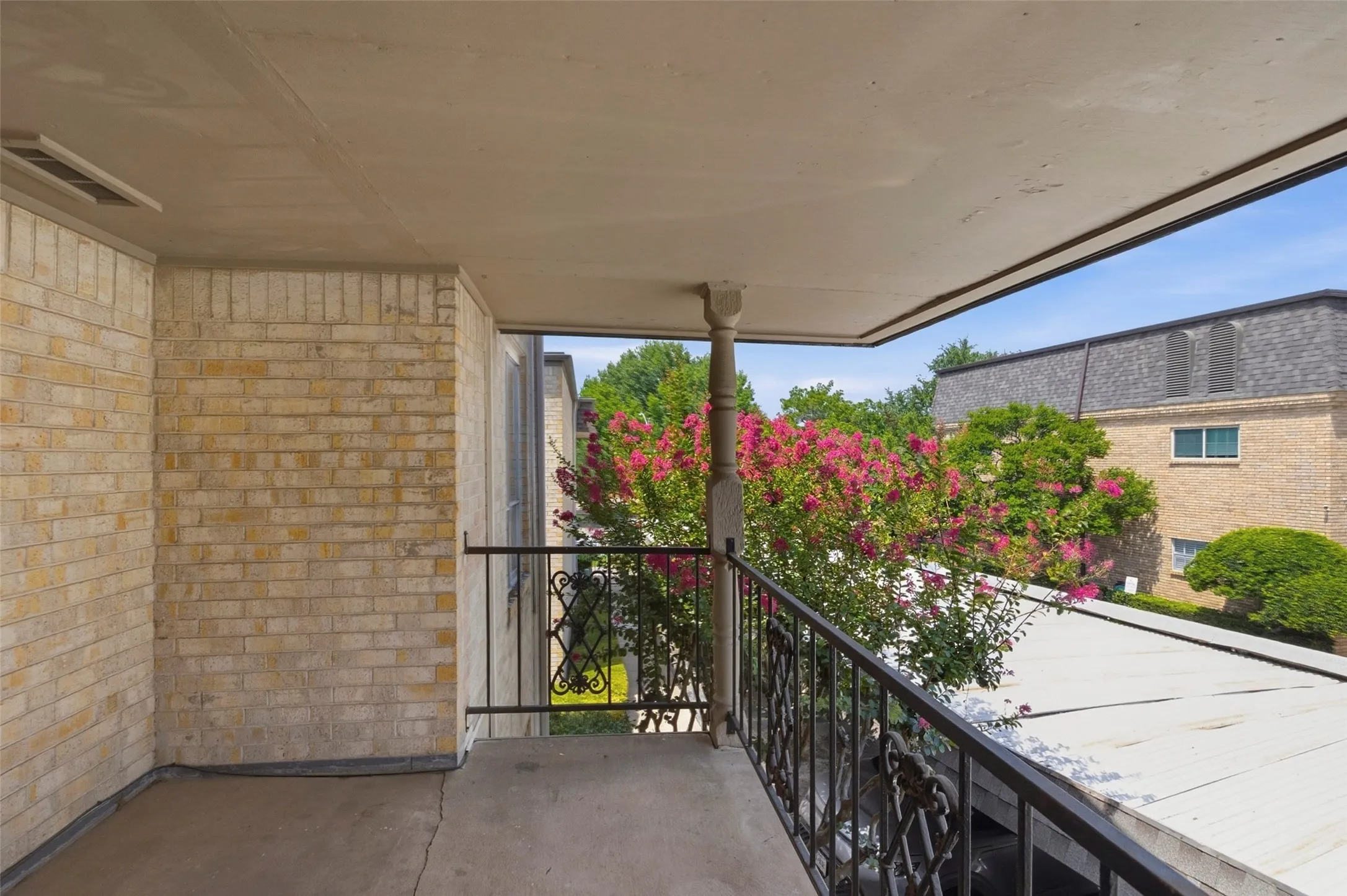Condominium For Sale in Tarrant County , 4320 Bellaire Drive S 225W, Fort Worth, Texas 76109, 2 Bedroom, 2 Bathroom, Garage spaces, 1,179 Sqft, built in 1968, Price $175,000, mls#21311137, Real Estate Agent in Fort Worth, Homes For Sale in Tarrant county, Homes For Sale in Fort Worth, Realtor in Fort Worth Texas, Real Estate Brokerage Independent Realty Texas, Luminita Cordes Realtor