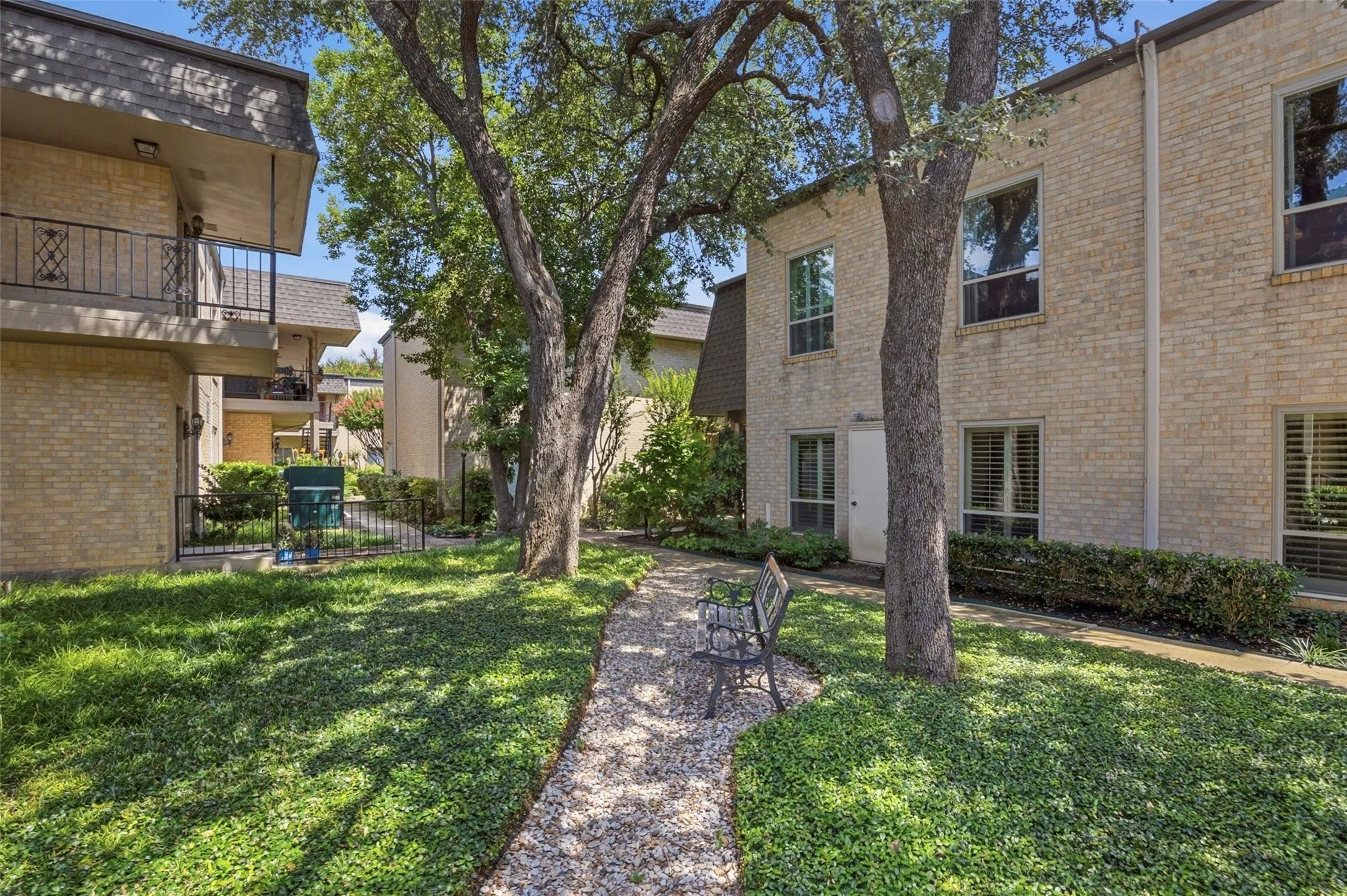 Condominium For Sale in Tarrant County , 4320 Bellaire Drive S 225W, Fort Worth, Texas 76109, 2 Bedroom, 2 Bathroom, Garage spaces, 1,179 Sqft, built in 1968, Price $175,000, mls#21311137, Real Estate Agent in Fort Worth, Homes For Sale in Tarrant county, Homes For Sale in Fort Worth, Realtor in Fort Worth Texas, Real Estate Brokerage Independent Realty Texas, Luminita Cordes Realtor