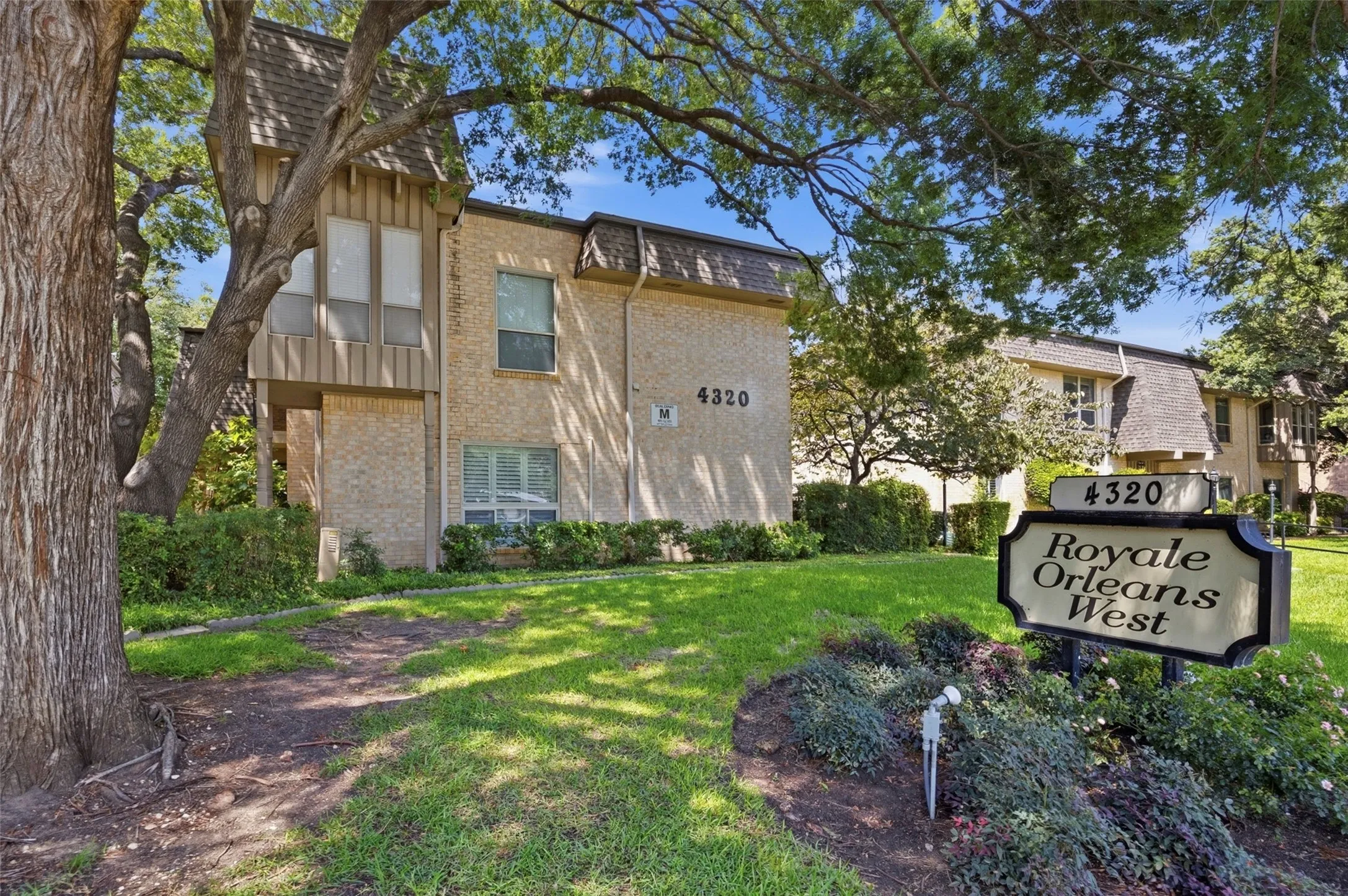 Condominium For Sale in Tarrant County , 4320 Bellaire Drive S 225W, Fort Worth, Texas 76109, 2 Bedroom, 2 Bathroom, Garage spaces, 1,179 Sqft, built in 1968, Price $175,000, mls#21311137, Real Estate Agent in Fort Worth, Homes For Sale in Tarrant county, Homes For Sale in Fort Worth, Realtor in Fort Worth Texas, Real Estate Brokerage Independent Realty Texas, Luminita Cordes Realtor