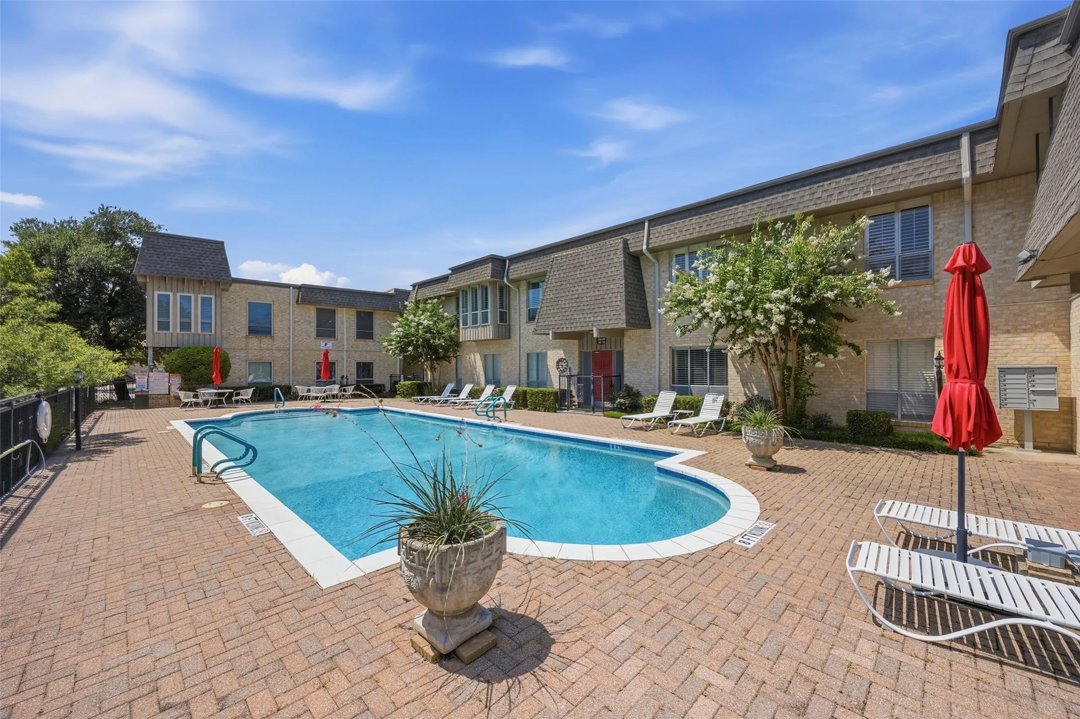 Condominium For Sale in Tarrant County , 4320 Bellaire Drive S 225W, Fort Worth, Texas 76109, 2 Bedroom, 2 Bathroom, Garage spaces, 1,179 Sqft, built in 1968, Price $175,000, mls#21311137, Real Estate Agent in Fort Worth, Homes For Sale in Tarrant county, Homes For Sale in Fort Worth, Realtor in Fort Worth Texas, Real Estate Brokerage Independent Realty Texas, Luminita Cordes Realtor