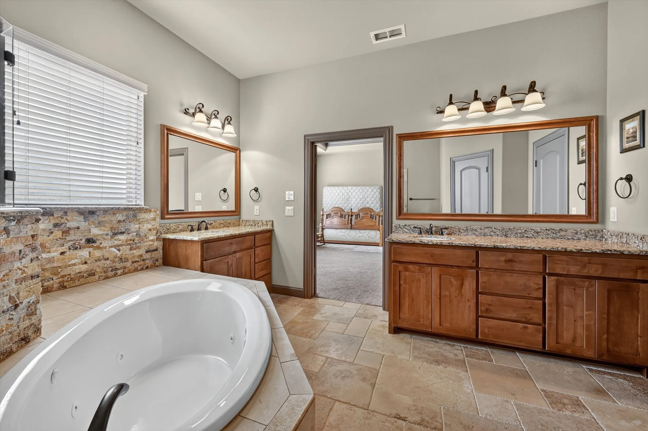 Single Family Residence For Sale in Parker County , 197 Ellis Creek Drive, Weatherford, Texas 76085, 4 Bedroom, 3 Bathroom, 3 Garage spaces, 2,814 Sqft, built in 2014, mls#21314548, Real Estate Agent in Weatherford, Homes For Sale in Parker county, Homes For Sale in Weatherford, Realtor in Weatherford Texas, Real Estate Brokerage Independent Realty Texas, Luminita Cordes Realtor