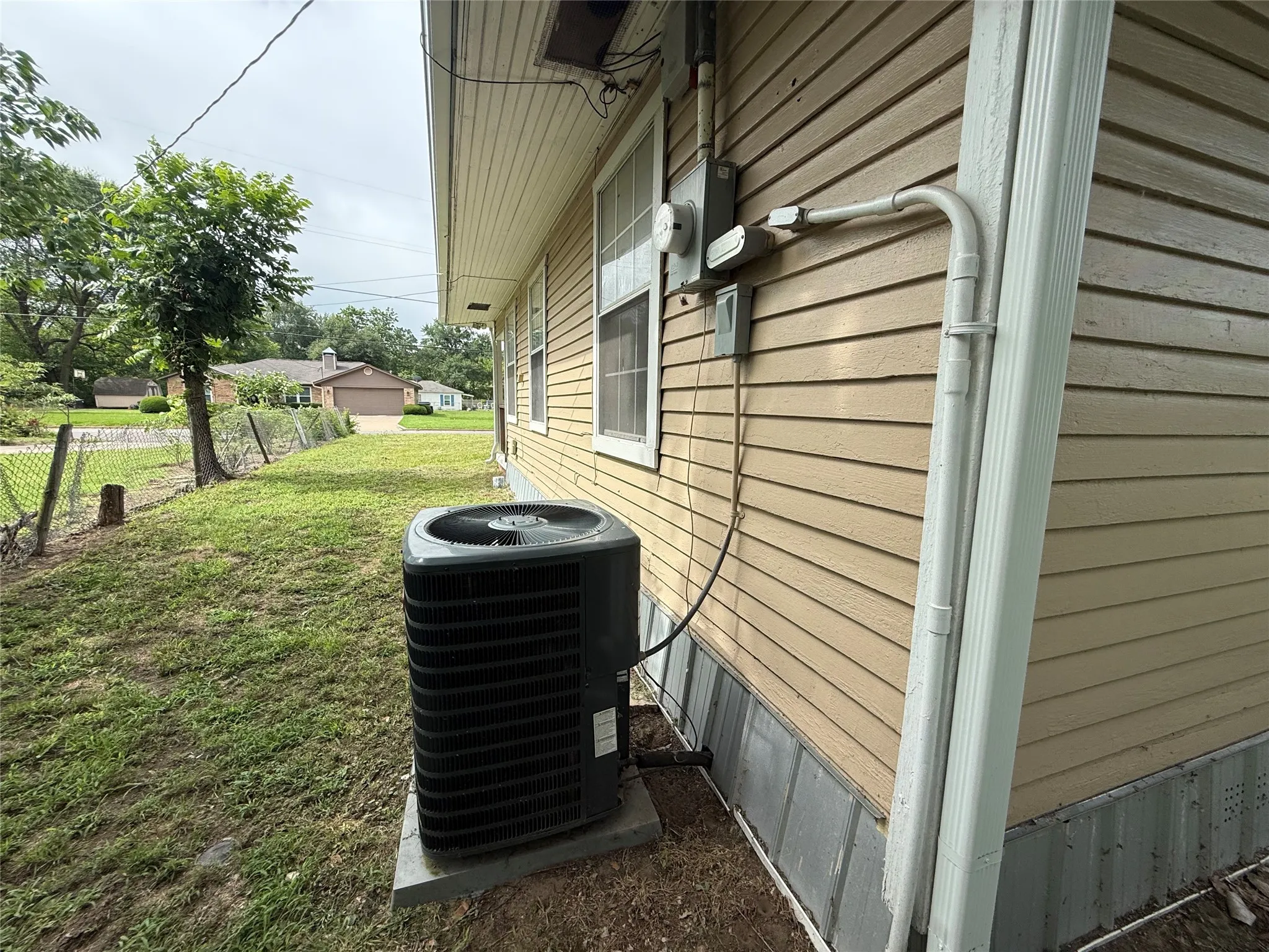Single Family Residence For Sale in Hopkins County , 417 Putman Street, Sulphur Springs, Texas 75482, 3 Bedroom, 2 Bathroom, Garage spaces, 1,488 Sqft, built in 1957, mls#21316292, Real Estate Agent in Sulphur Springs, Homes For Sale in Hopkins county, Homes For Sale in Sulphur Springs, Realtor in Sulphur Springs Texas, Real Estate Brokerage Independent Realty Texas, Luminita Cordes Realtor