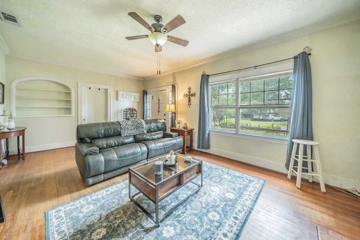 Single Family Residence For Sale in Kaufman County , 106 Walnut Street, Terrell, Texas 75160, 3 Bedroom, 1 Bathroom, Garage spaces, 1,460 Sqft, built in 1985, Price $220,000, mls#21315690, Real Estate Agent in Terrell, Homes For Sale in Kaufman county, Homes For Sale in Terrell, Realtor in Terrell Texas, Real Estate Brokerage Independent Realty Texas, Luminita Cordes Realtor