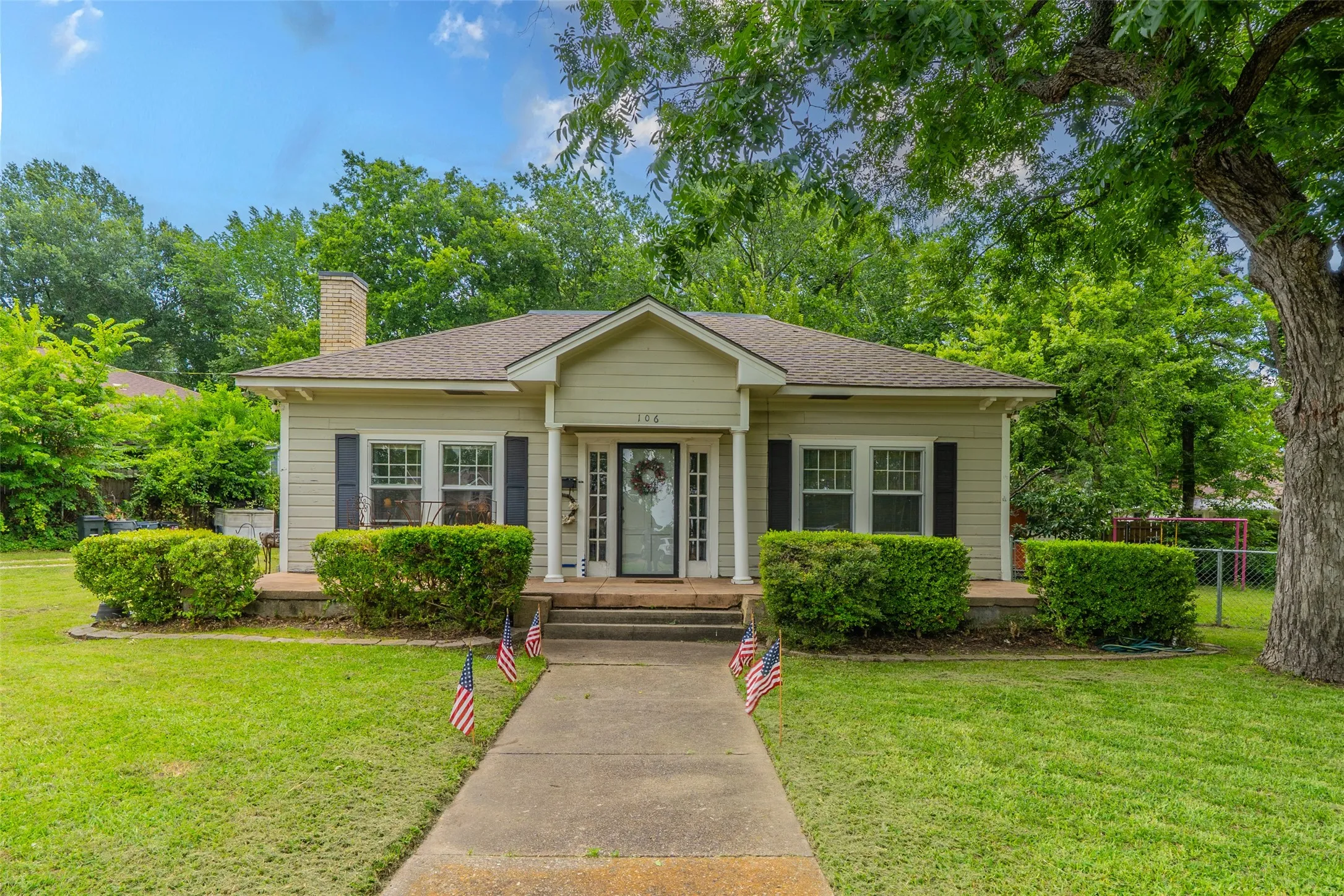 Single Family Residence For Sale in Kaufman County , 106 Walnut Street, Terrell, Texas 75160, 3 Bedroom, 1 Bathroom, Garage spaces, 1,460 Sqft, built in 1985, Price $220,000, mls#21315690, Real Estate Agent in Terrell, Homes For Sale in Kaufman county, Homes For Sale in Terrell, Realtor in Terrell Texas, Real Estate Brokerage Independent Realty Texas, Luminita Cordes Realtor