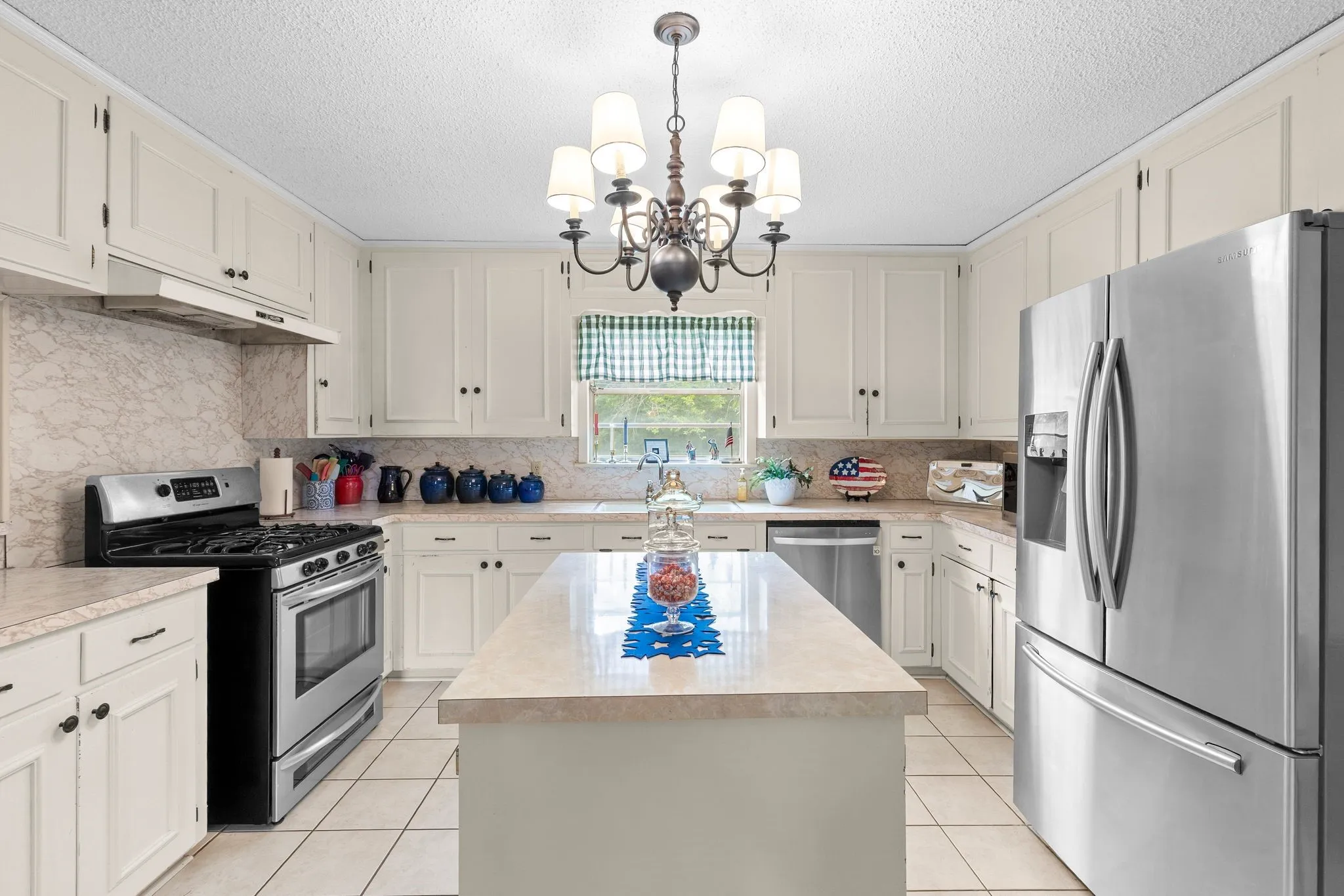 Single Family Residence For Sale in Hunt County , 2810 Tanglewood Drive, Commerce, Texas 75428, 4 Bedroom, 3 Bathroom, 2 Garage spaces, 3,131 Sqft, built in 1967, mls#21315446, Real Estate Agent in Commerce, Homes For Sale in Hunt county, Homes For Sale in Commerce, Realtor in Commerce Texas, Real Estate Brokerage Independent Realty Texas, Luminita Cordes Realtor