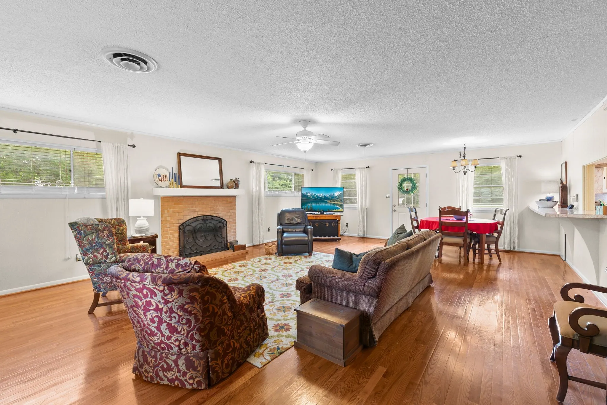 Single Family Residence For Sale in Hunt County , 2810 Tanglewood Drive, Commerce, Texas 75428, 4 Bedroom, 3 Bathroom, 2 Garage spaces, 3,131 Sqft, built in 1967, mls#21315446, Real Estate Agent in Commerce, Homes For Sale in Hunt county, Homes For Sale in Commerce, Realtor in Commerce Texas, Real Estate Brokerage Independent Realty Texas, Luminita Cordes Realtor