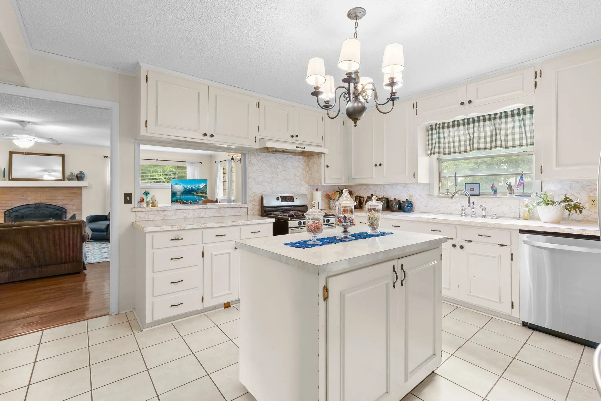 Single Family Residence For Sale in Hunt County , 2810 Tanglewood Drive, Commerce, Texas 75428, 4 Bedroom, 3 Bathroom, 2 Garage spaces, 3,131 Sqft, built in 1967, mls#21315446, Real Estate Agent in Commerce, Homes For Sale in Hunt county, Homes For Sale in Commerce, Realtor in Commerce Texas, Real Estate Brokerage Independent Realty Texas, Luminita Cordes Realtor