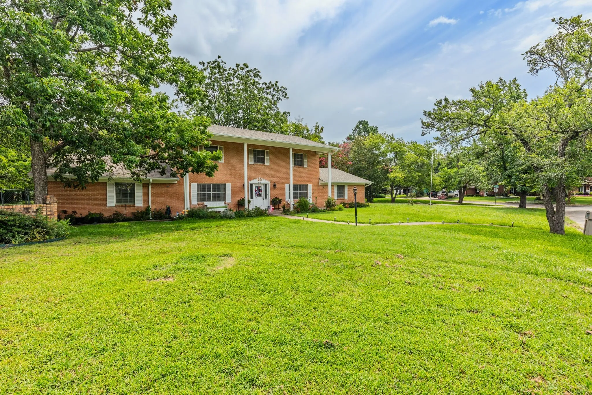 Single Family Residence For Sale in Hunt County , 2810 Tanglewood Drive, Commerce, Texas 75428, 4 Bedroom, 3 Bathroom, 2 Garage spaces, 3,131 Sqft, built in 1967, mls#21315446, Real Estate Agent in Commerce, Homes For Sale in Hunt county, Homes For Sale in Commerce, Realtor in Commerce Texas, Real Estate Brokerage Independent Realty Texas, Luminita Cordes Realtor